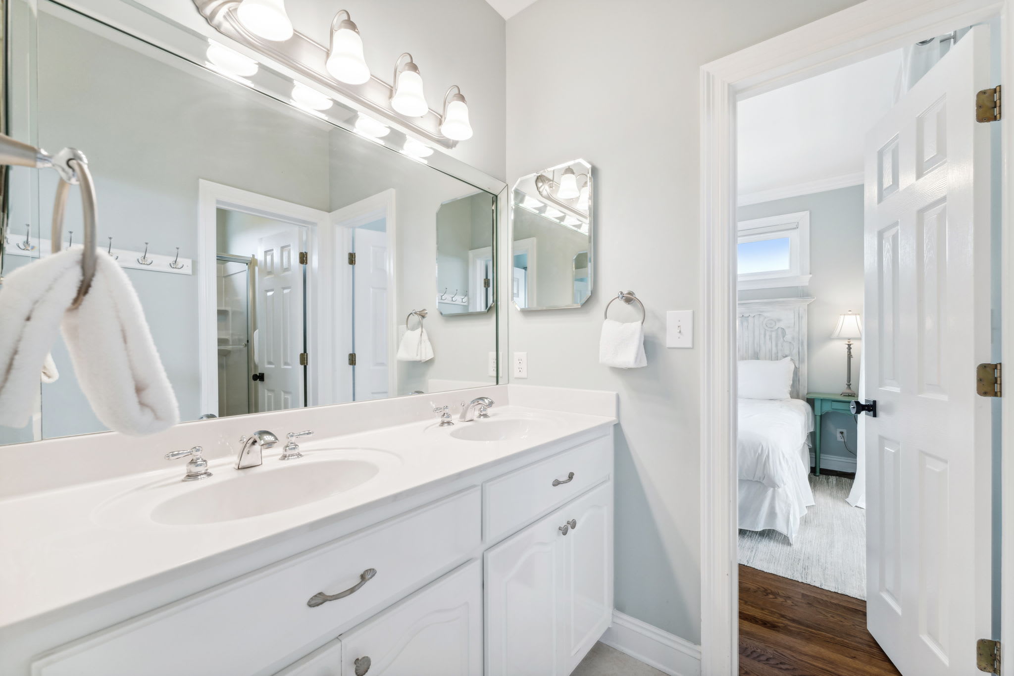 3rd Floor - Shared Guest Bathroom