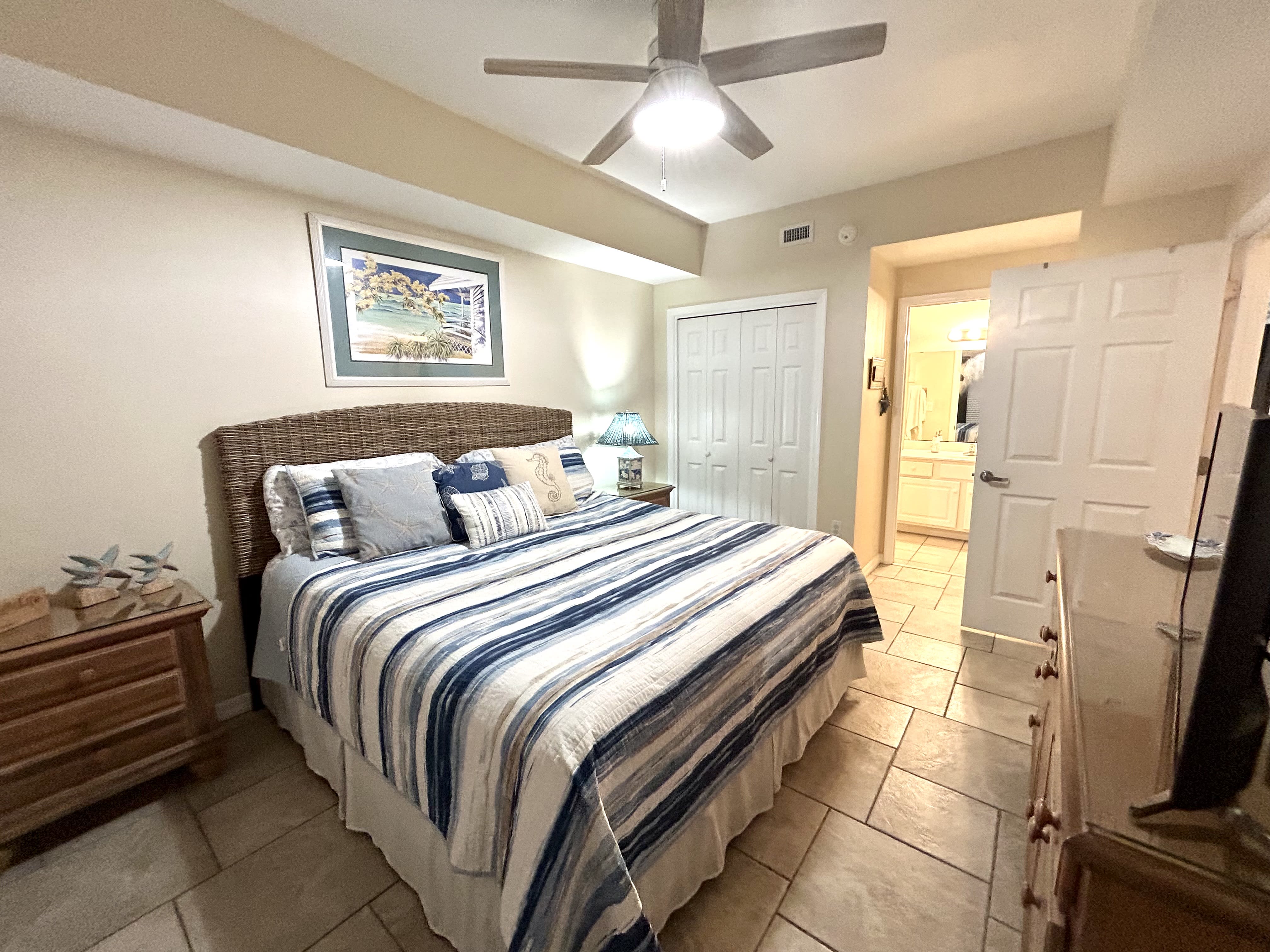 2nd Bedroom (King Bed) with bathroom access