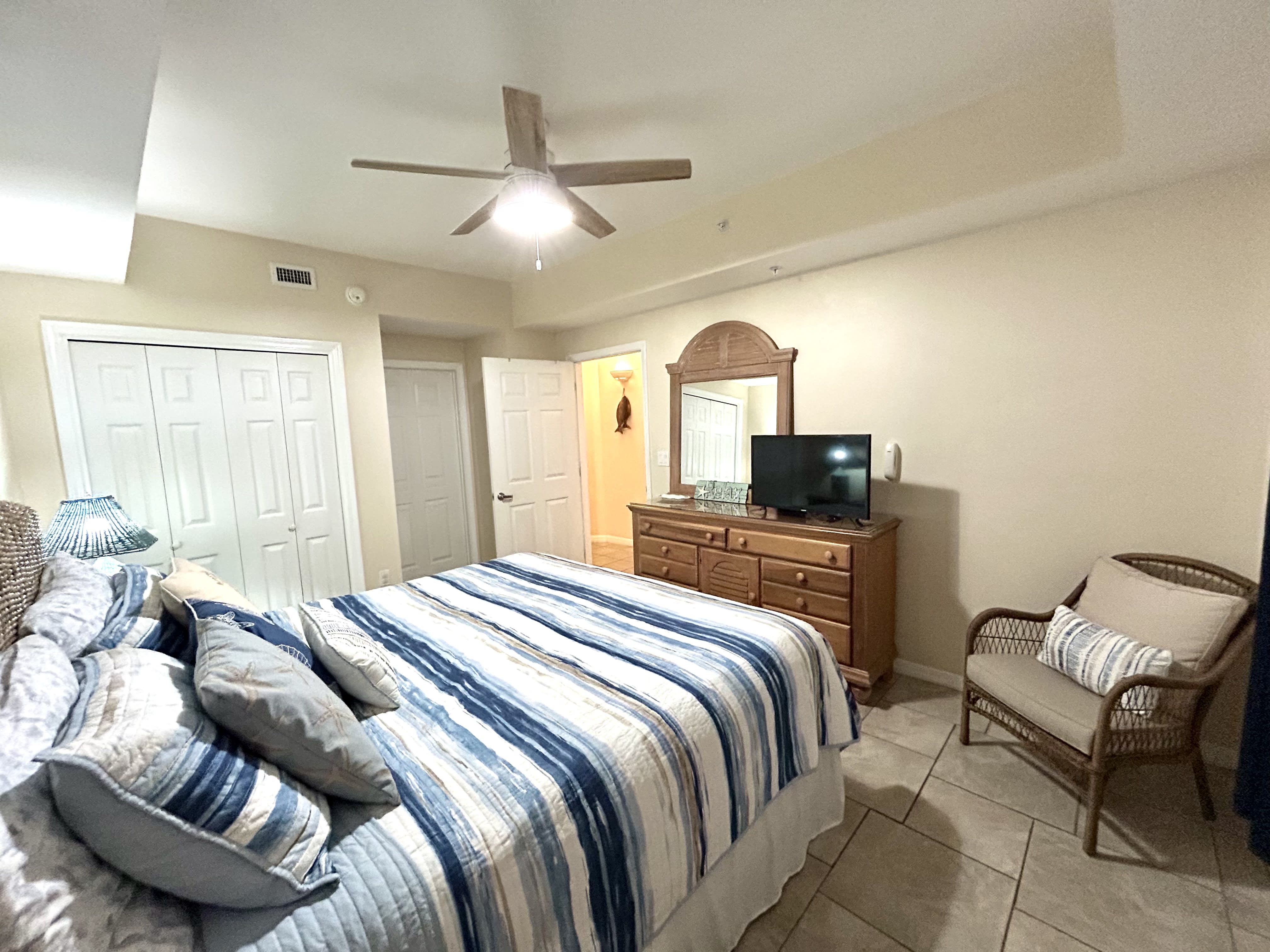 2nd Bedroom (King Bed) with bathroom access