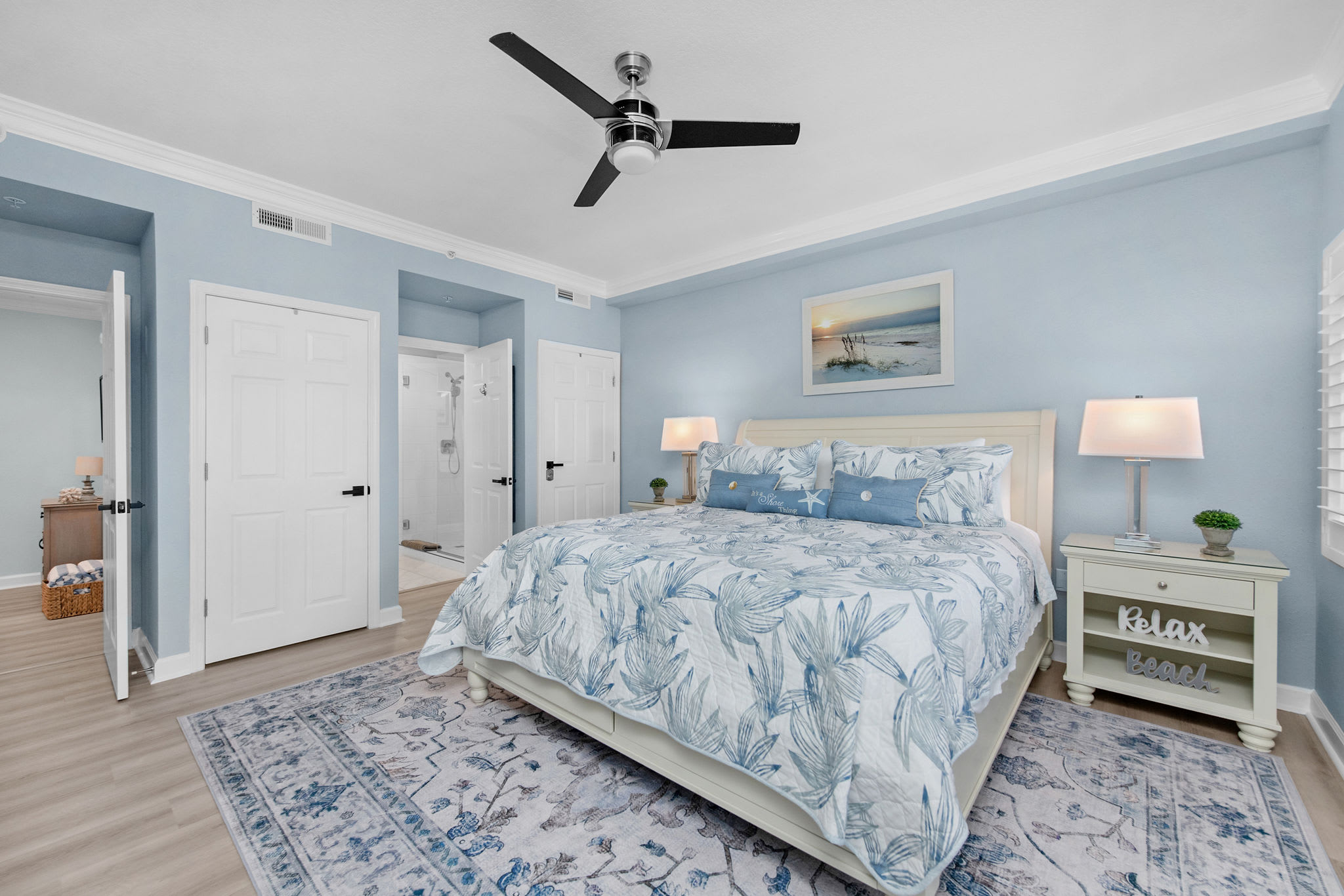 King Size bed large en-suite Private Master Bath