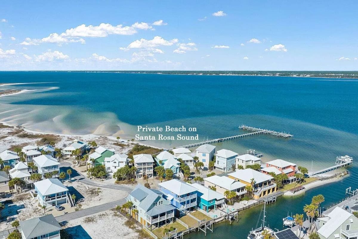 Easy Walk to PRIVATE Sandy Beach on Santa Rosa Sound. FREE Kayak & Paddle Board!