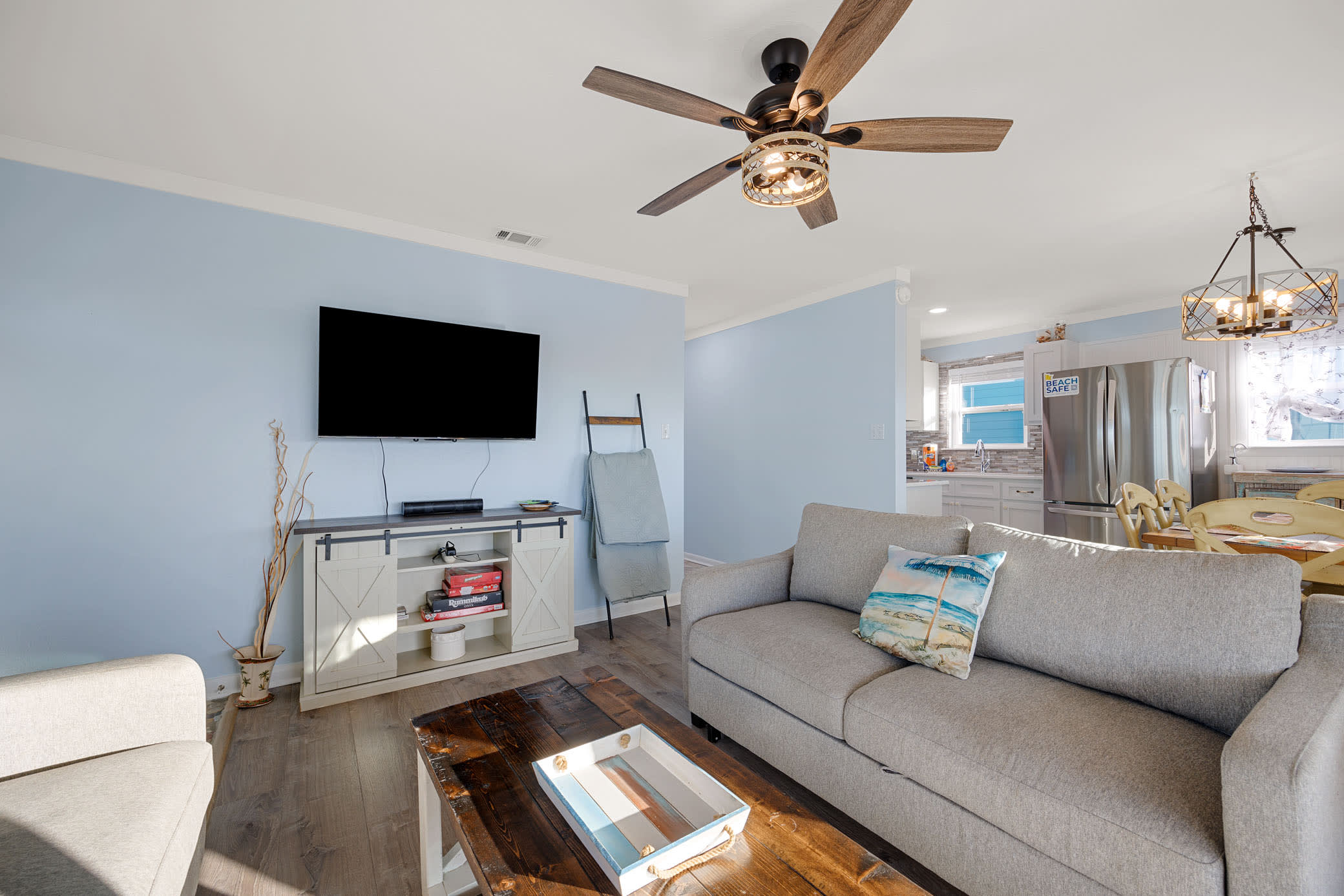 Living Room with 45" Tv