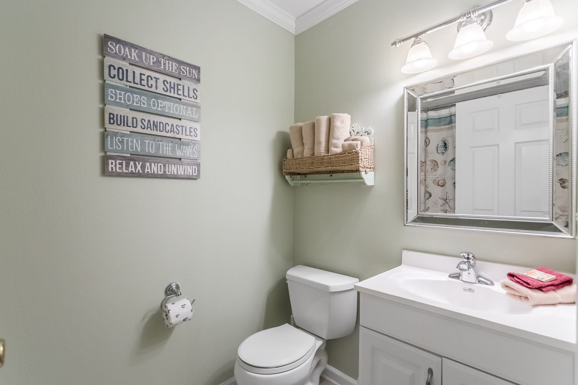 Full Hallway Bathroom (Tub/Shower Combo)