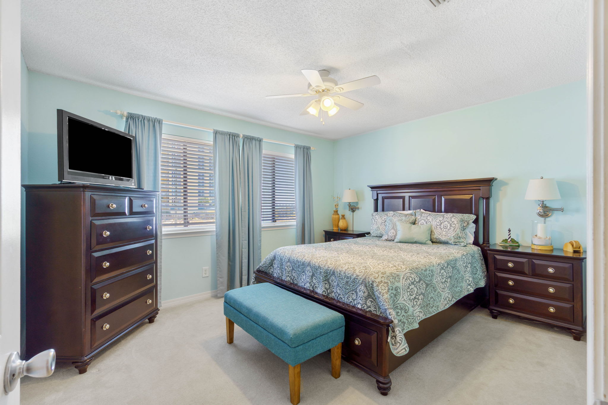 Master Bedroom (Queen)