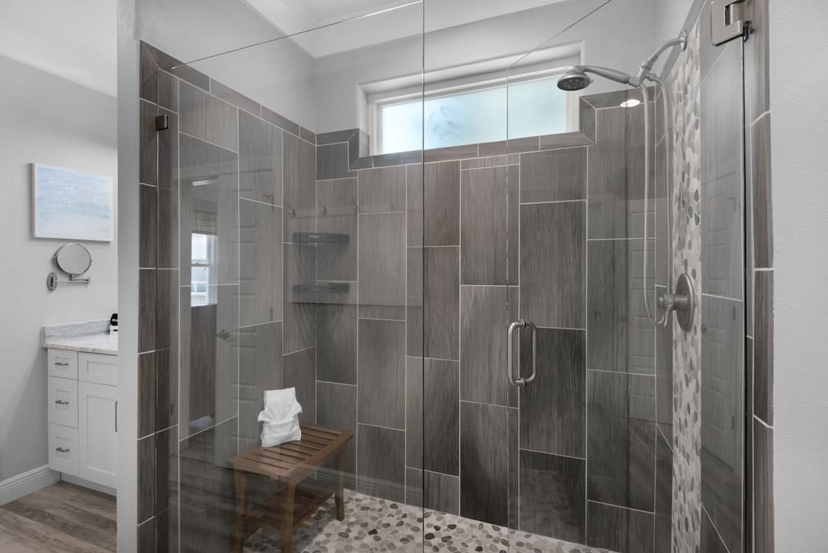 Private Master Bedroom Retreat, Smart TV, En Suite Bathroom with Walk-in Shower