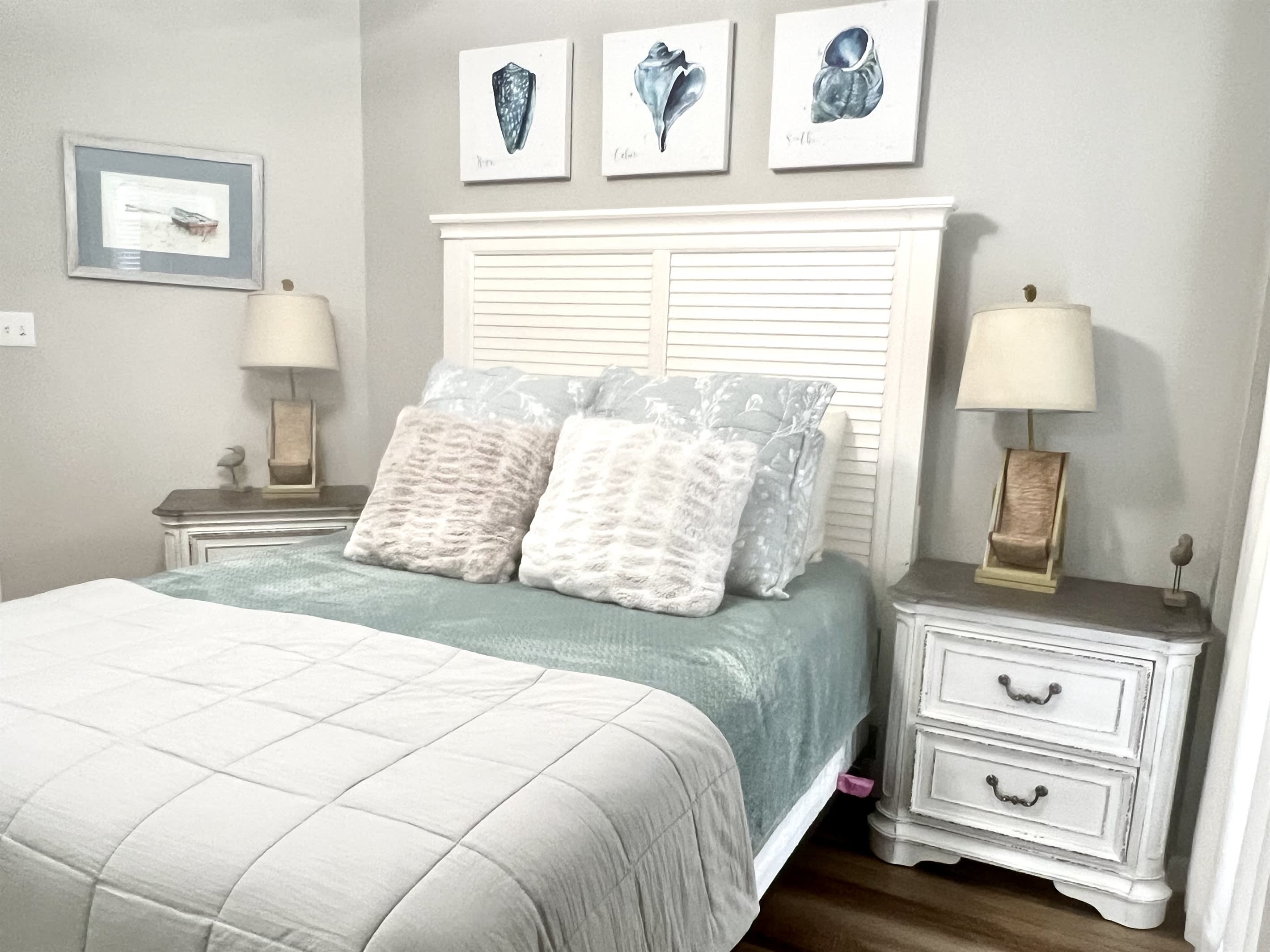 Second bedroom has new Queen bedroom furniture and mattress