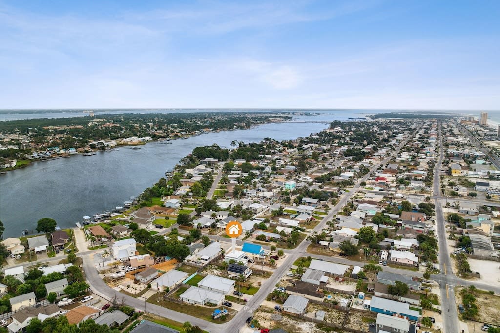 We are only one block to the lagoon and multiple boat ramps!