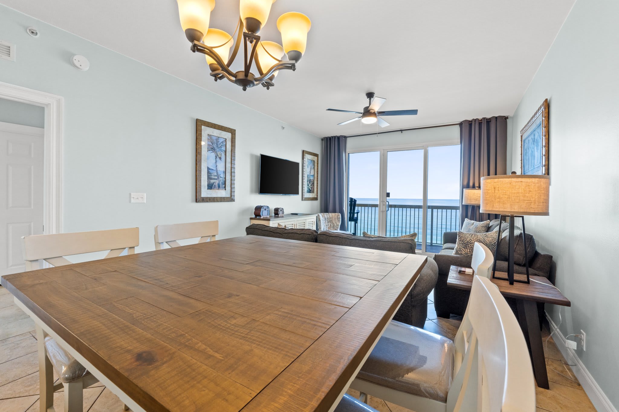 Kitchen table/living room