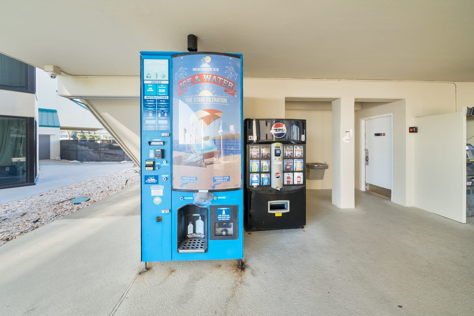 Convenient Ice & Vending Machines by the Main Pool