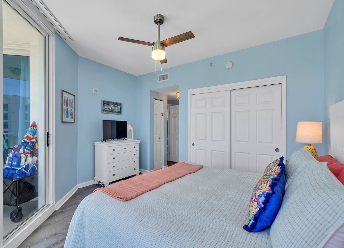 Master bedroom king bed/All bedding provided