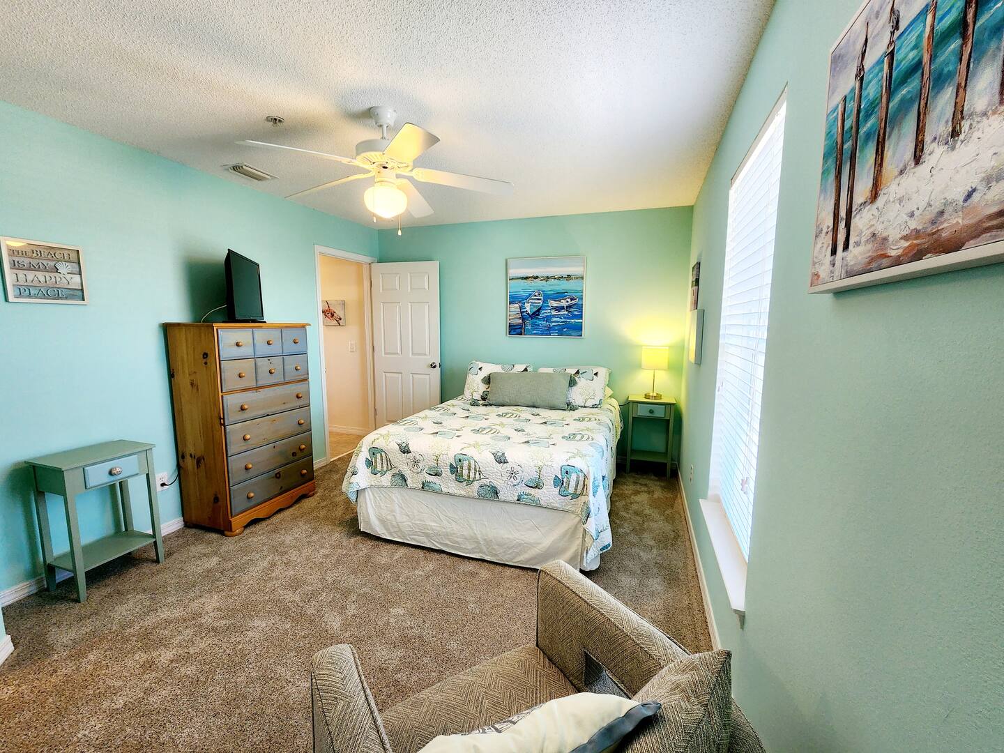 Queen bed, new carpet and freshly painted