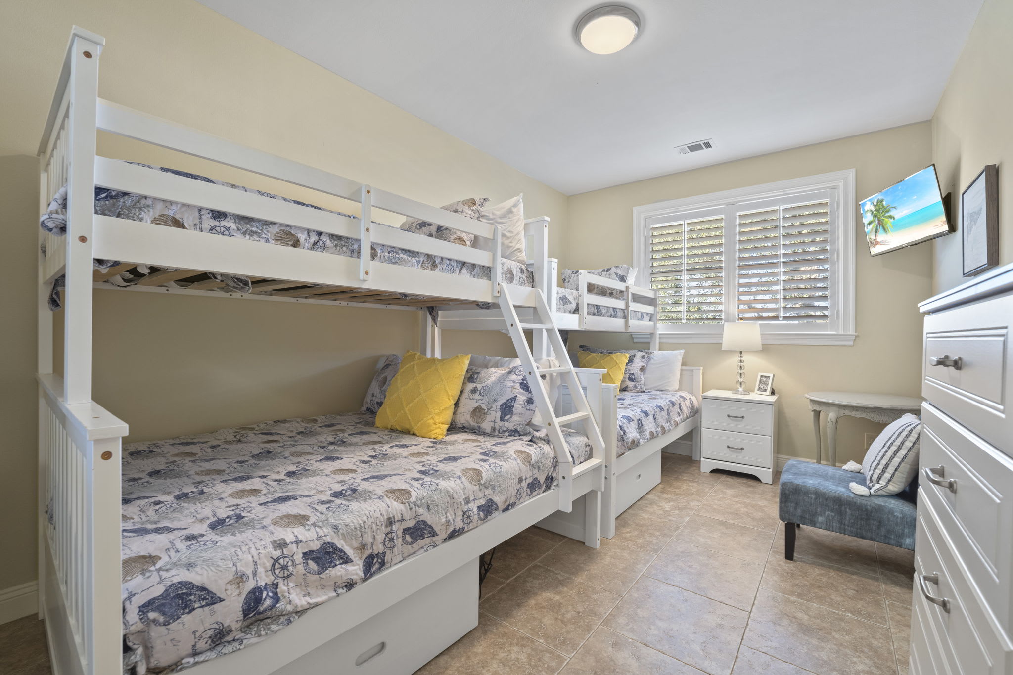 Fun bunk room
