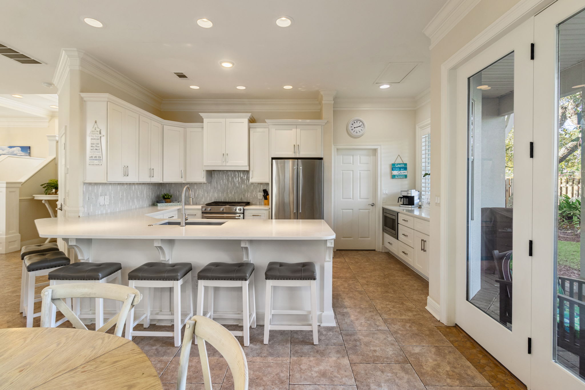 Open dining to kitchen