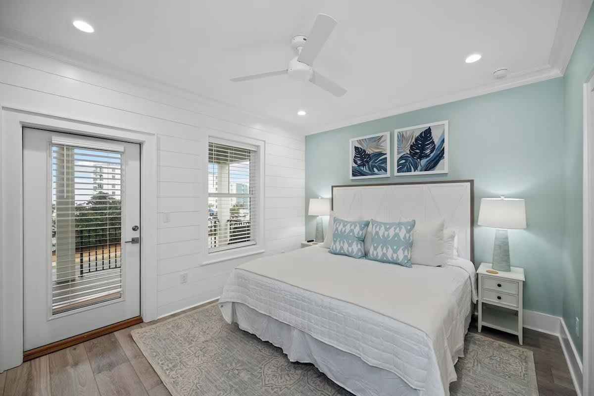 Master King Suite w/ balcony and en-suite bathroom