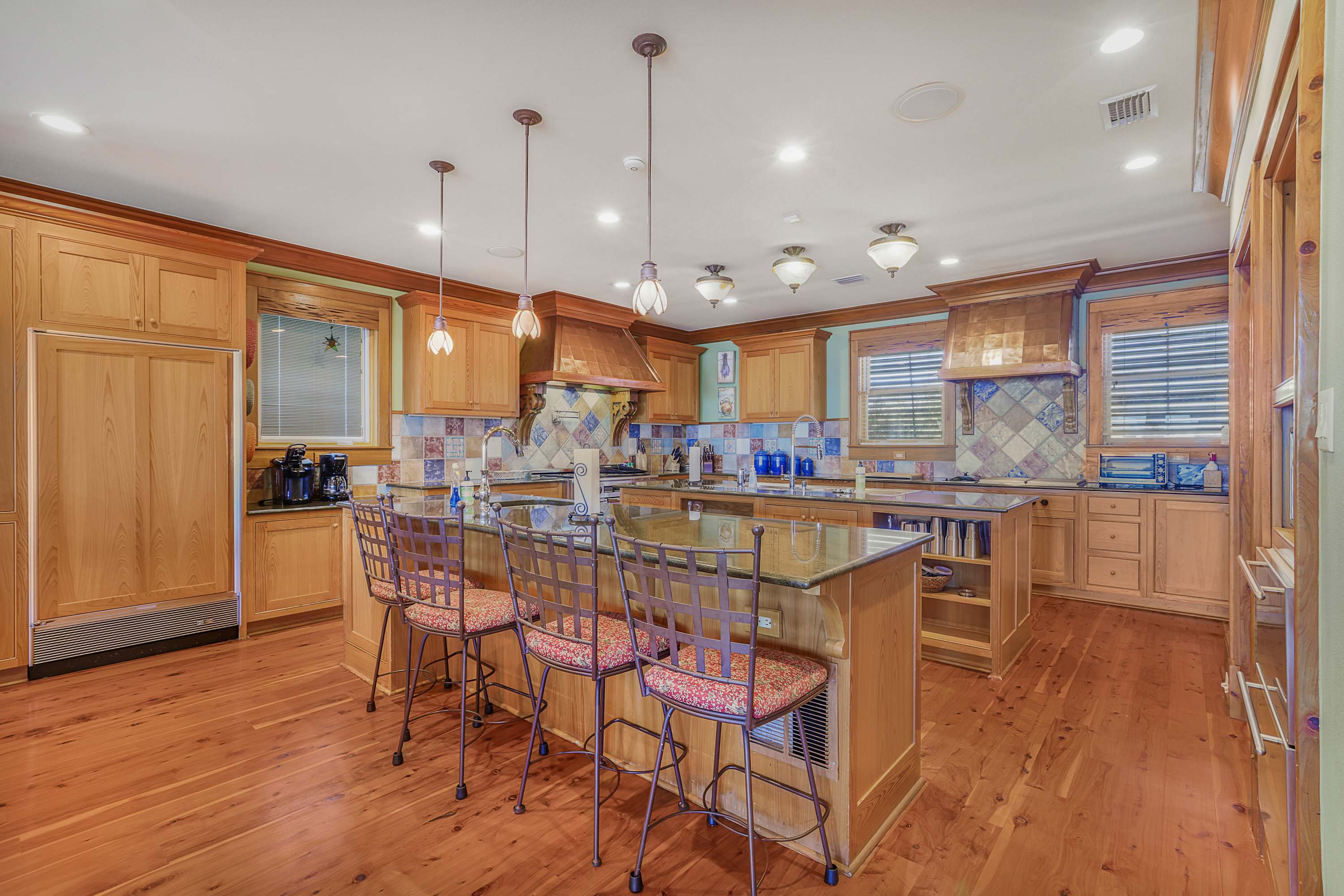 Kitchen Bar - Seats 4