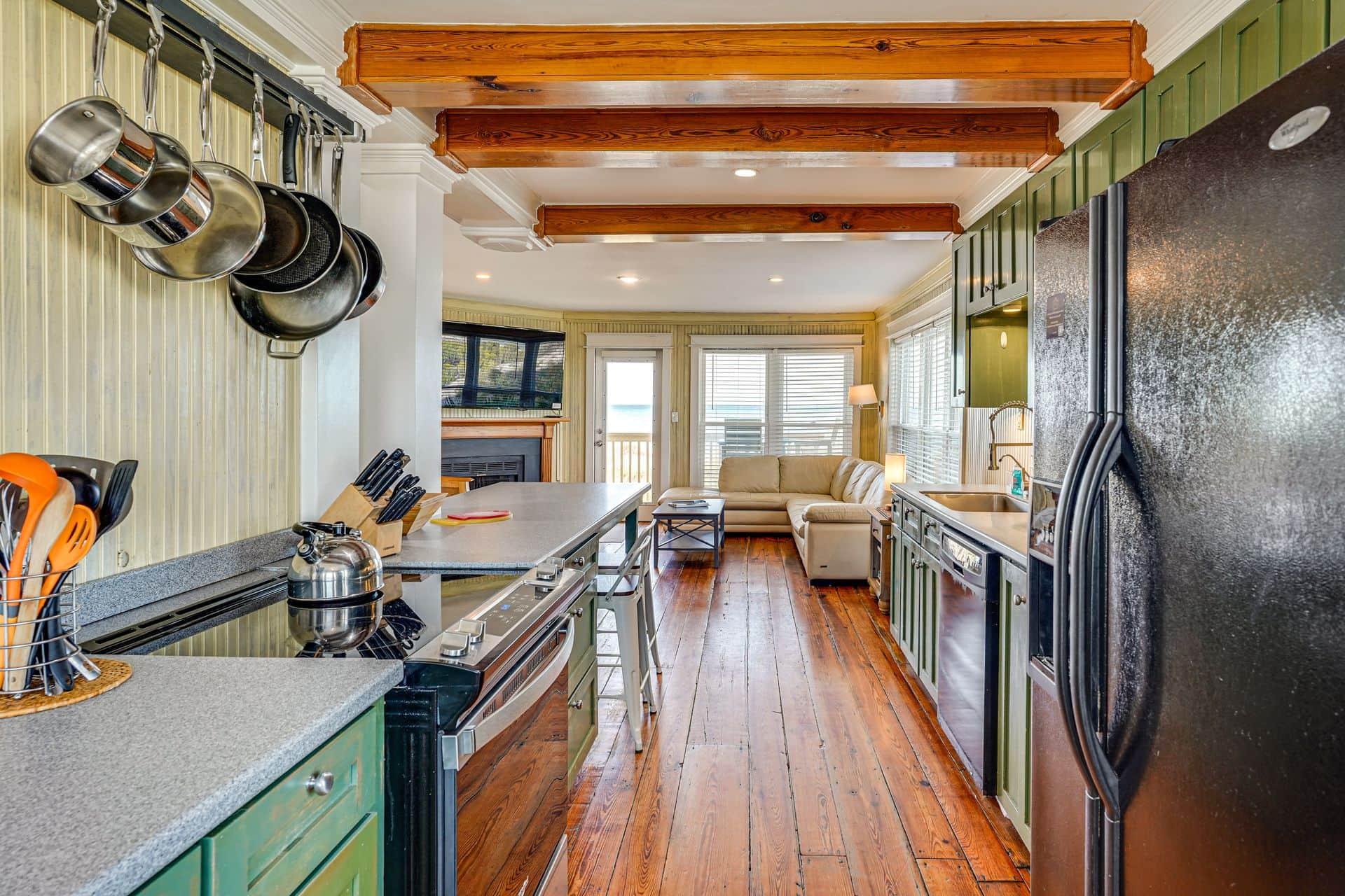 Grab a pan and let's try some of the local seafood!