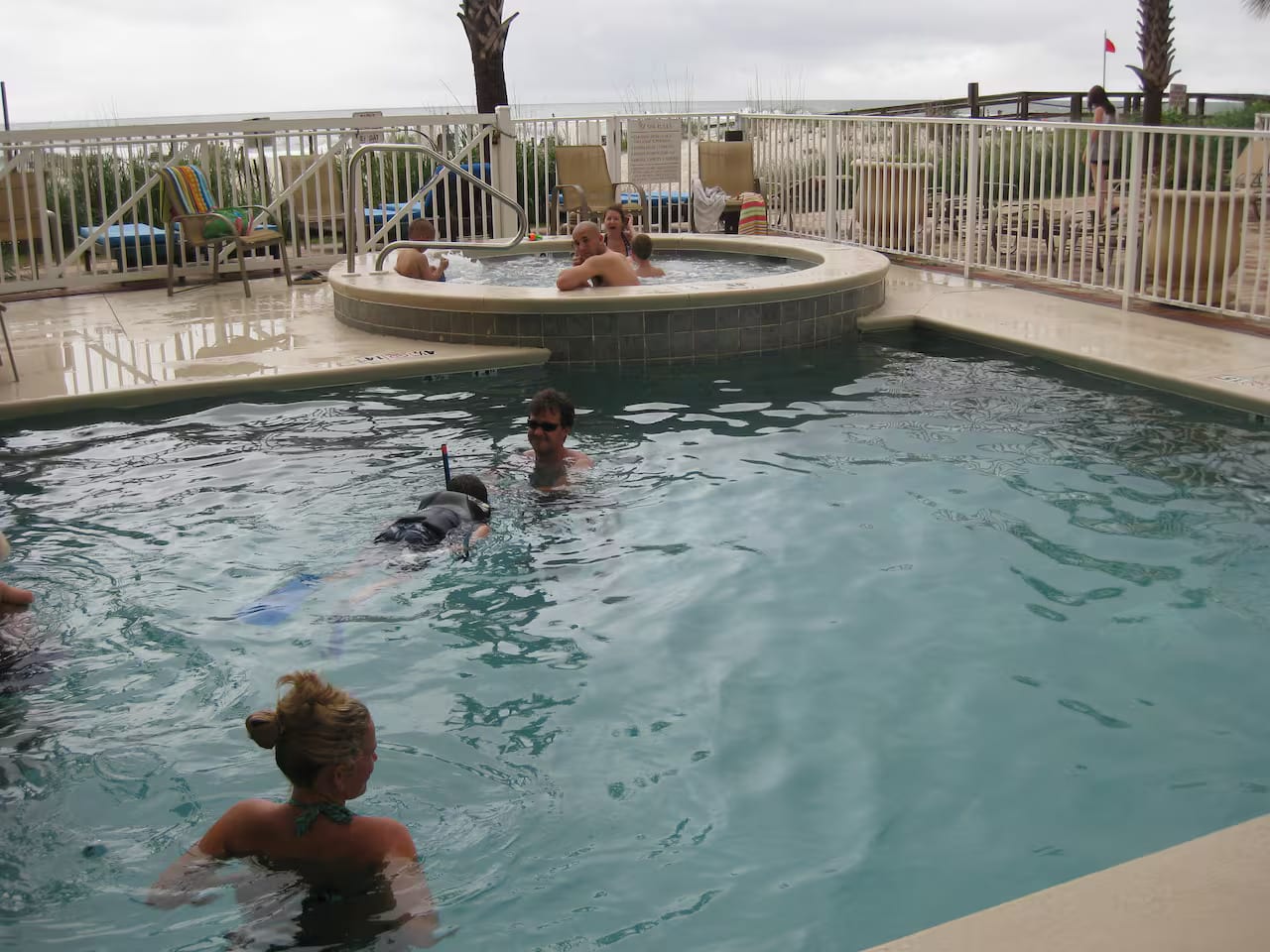Outdoor pool &amp; large hot tub