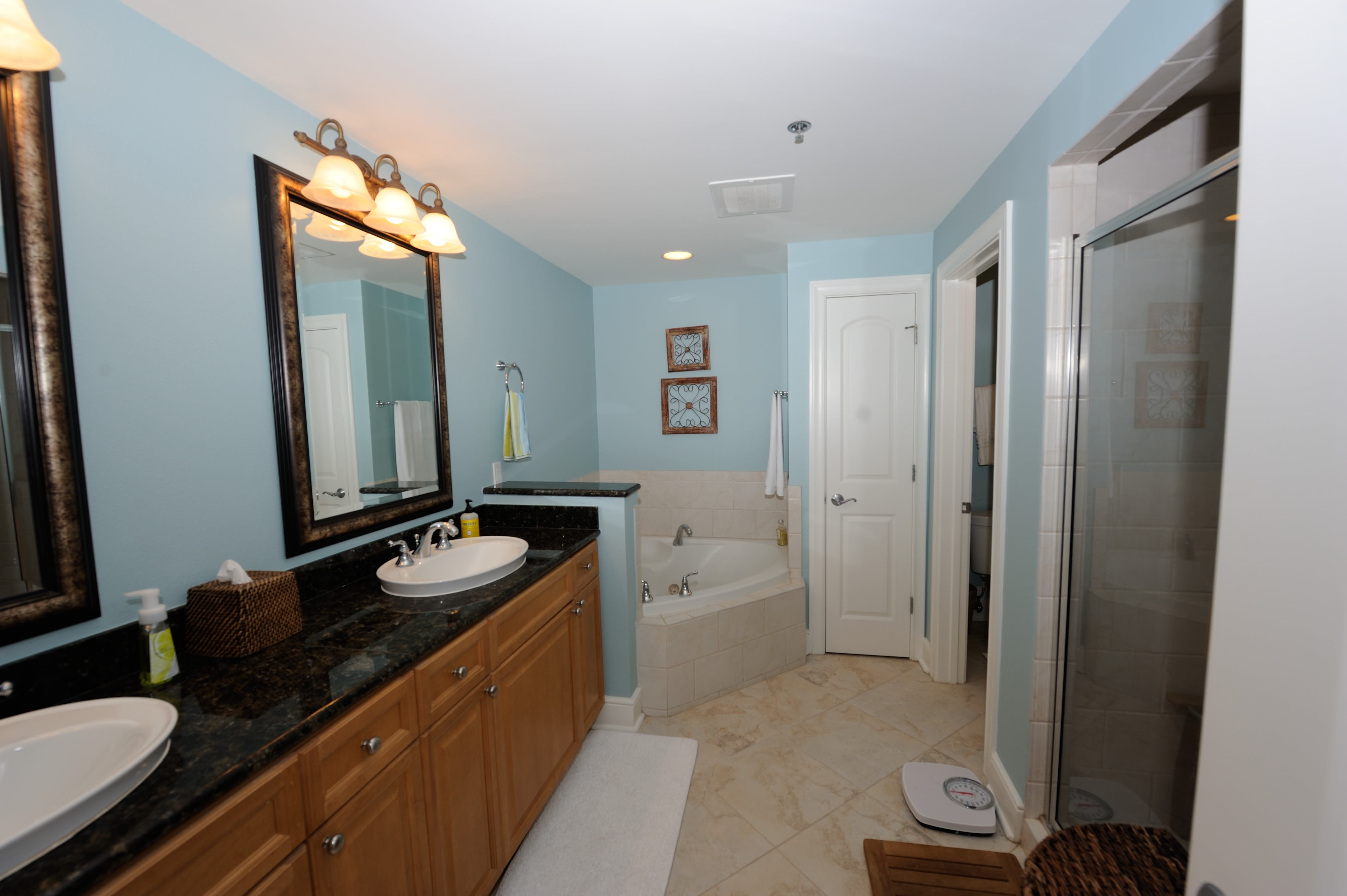 Double sinks! Large jacuzzi tub! Walk in shower! 