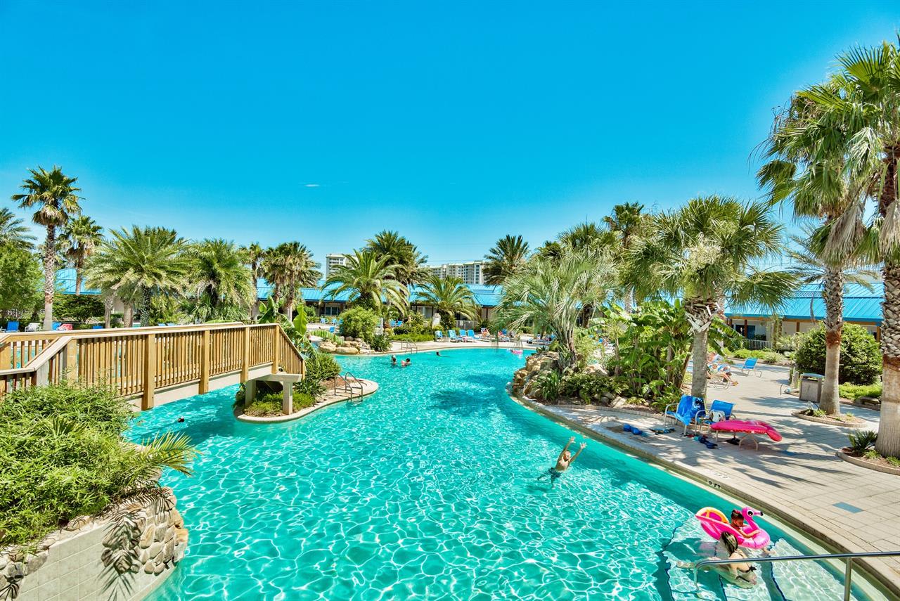 Zero-entry pool w/ gradual access, ideal for easy lounging and relaxed swims.