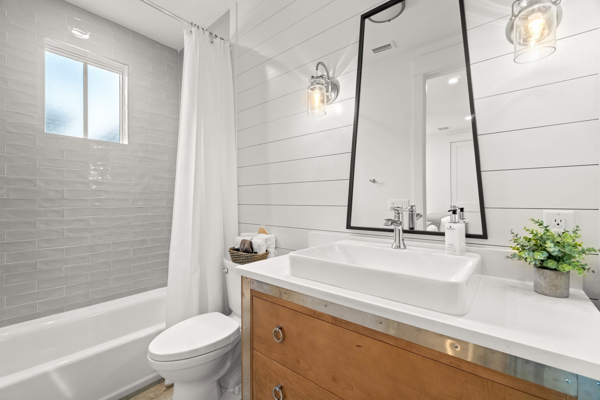 Full Bath en suite to Queen/Twin bedroom