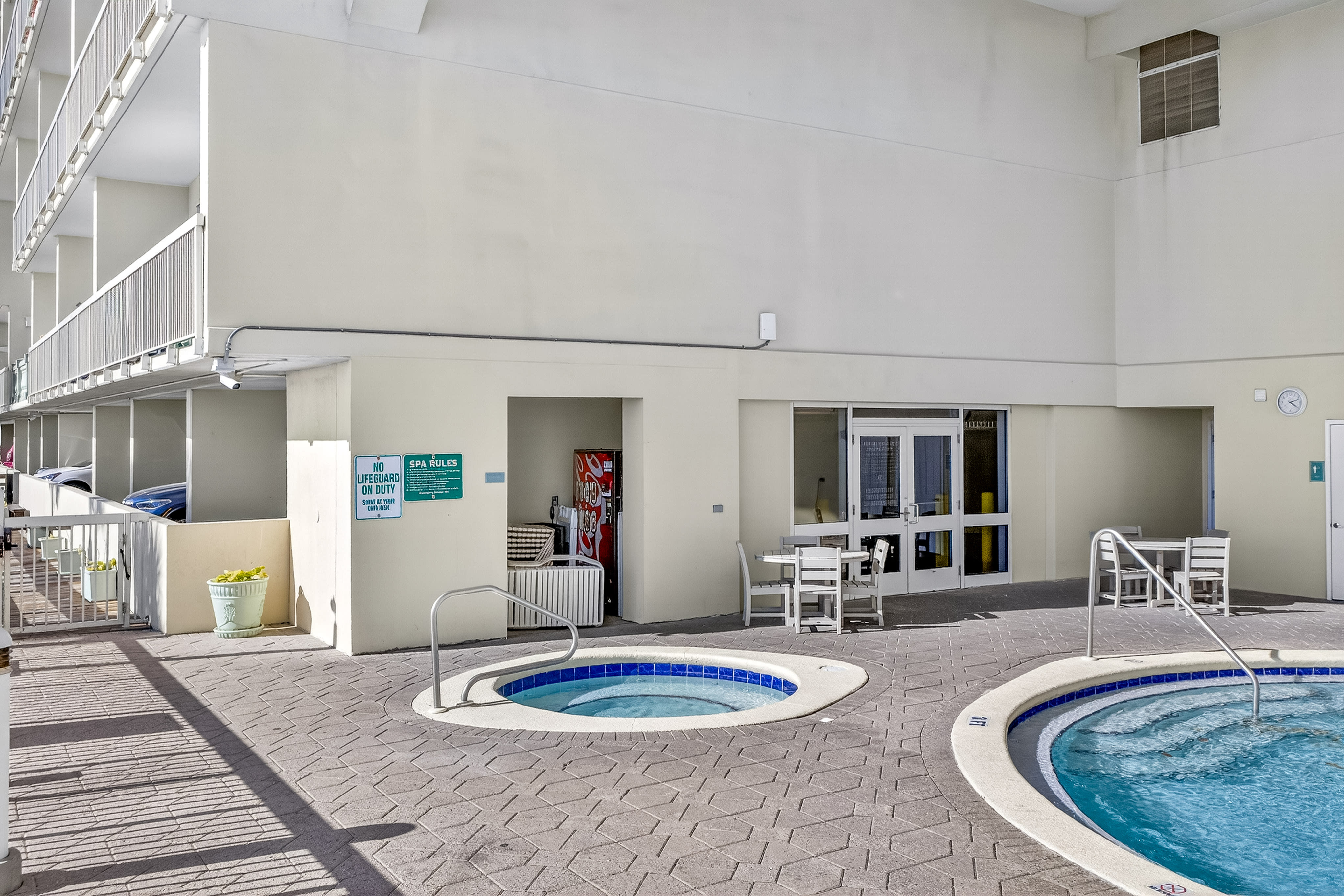 Hot Tub &amp; Pool on South Side