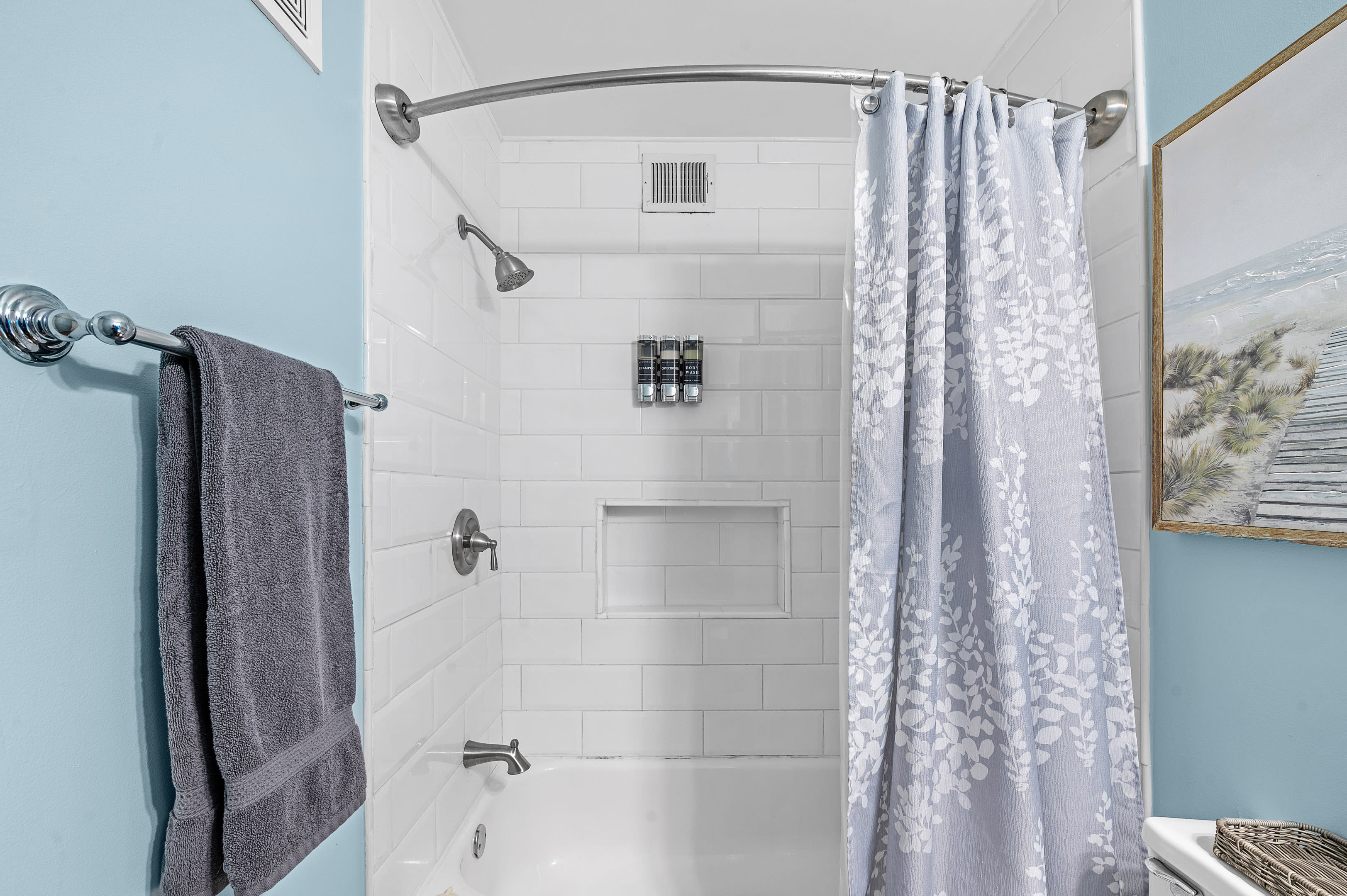 Bath tub and shower with shampoo dispenser