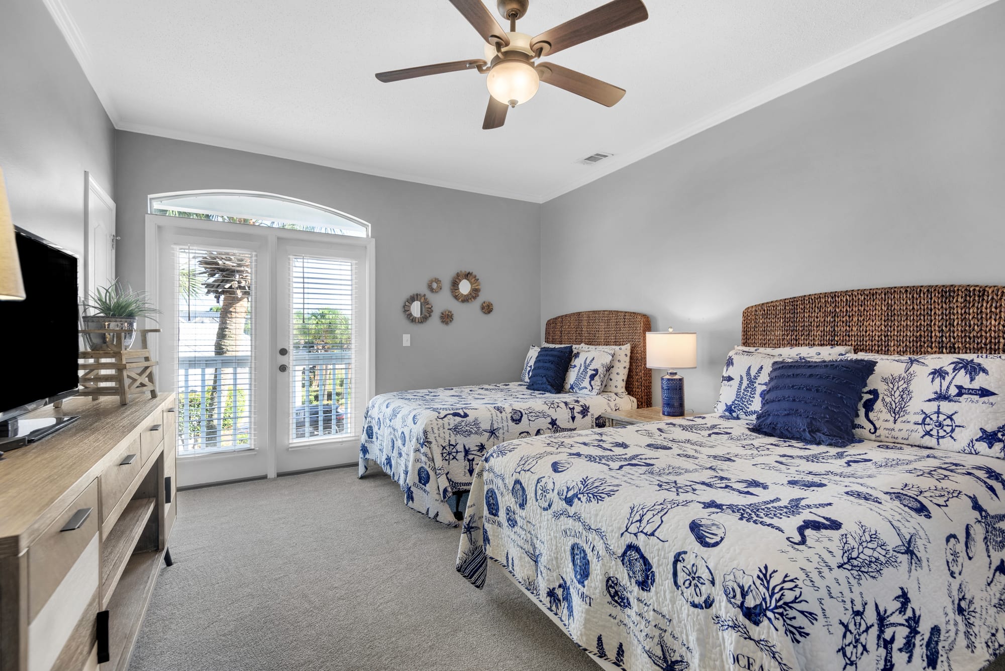 Upstairs guest bedroom also has access to balcony!