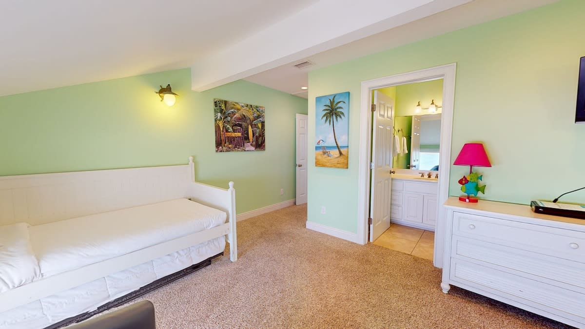 Private bath in daybed room