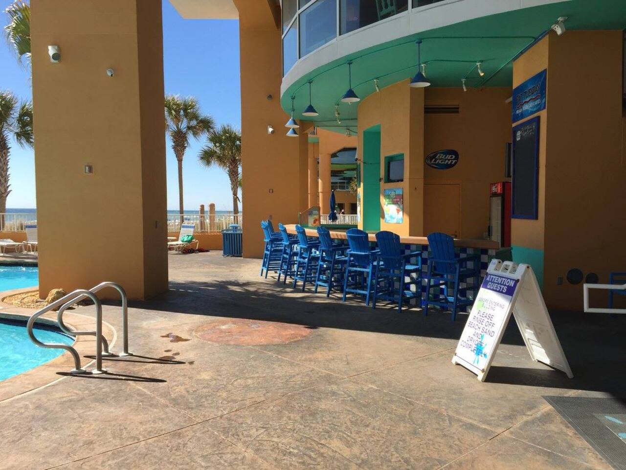 Poolside Bar & Grill (Seasonal)