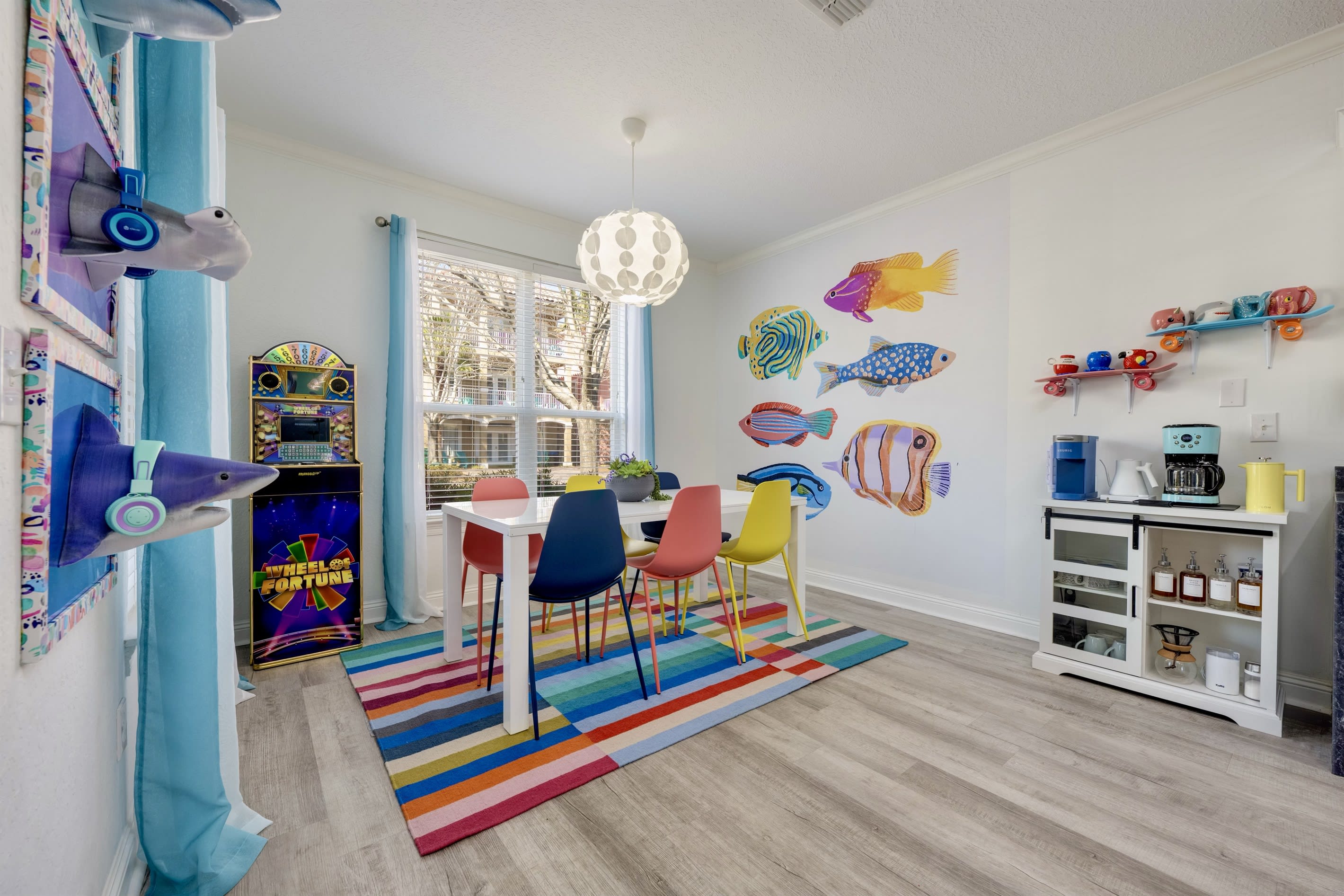 Wheel of Fortune arcade and kitchen table. Seating for 6 (additional 6 bar stools at kitchen bar)