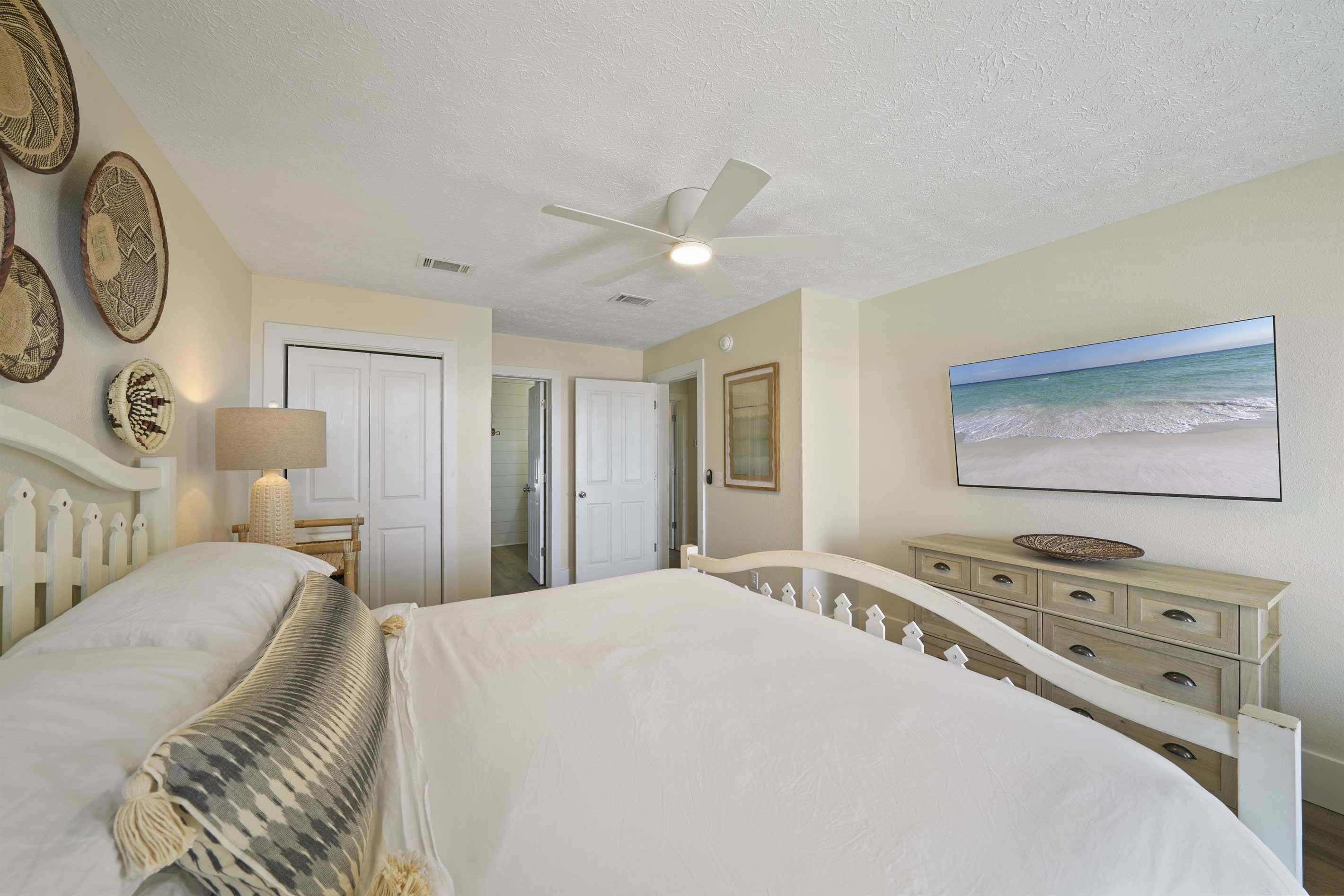 1st Floor Bedroom - King Bed