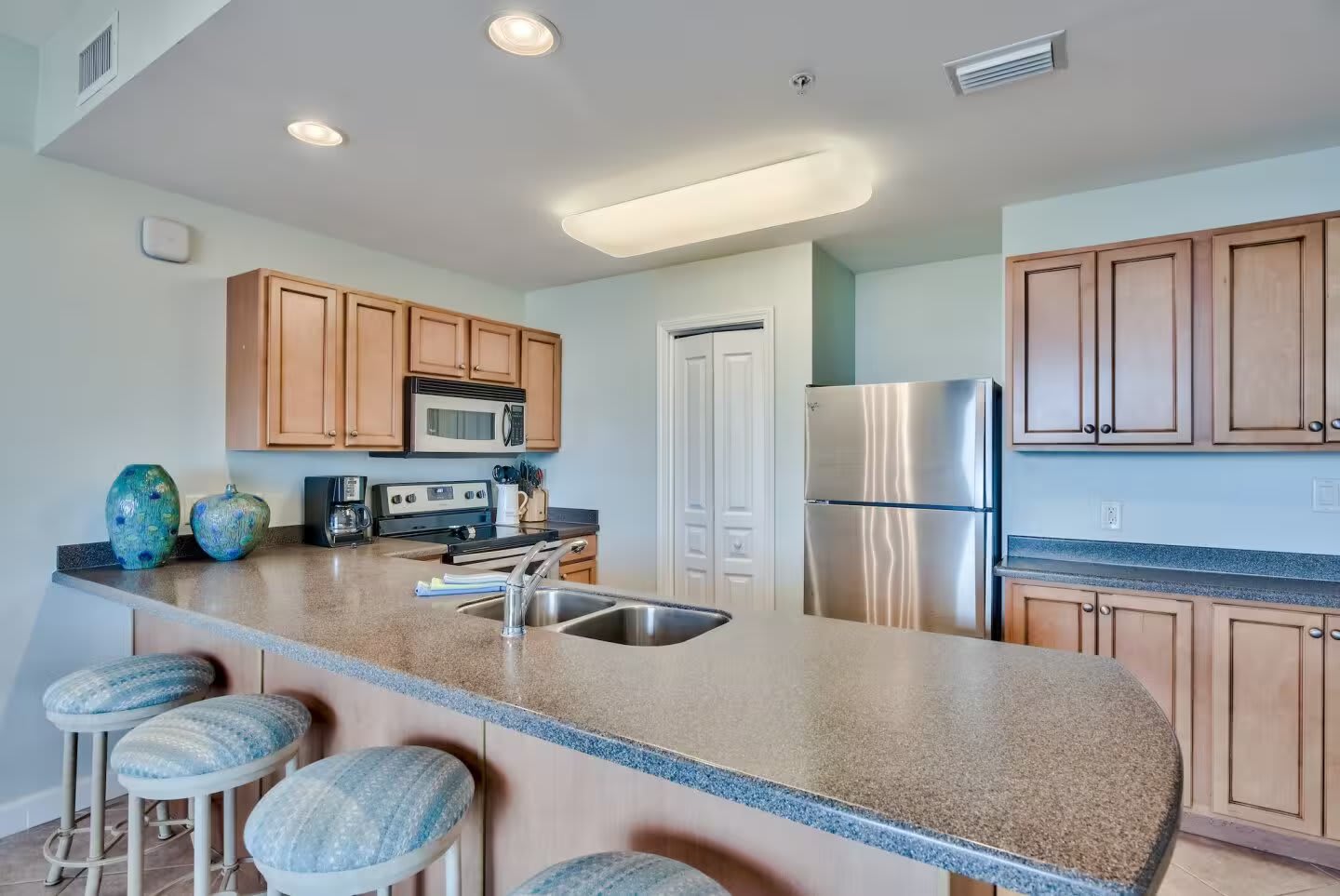 Fully equipped kitchen and also close to great restaurants!