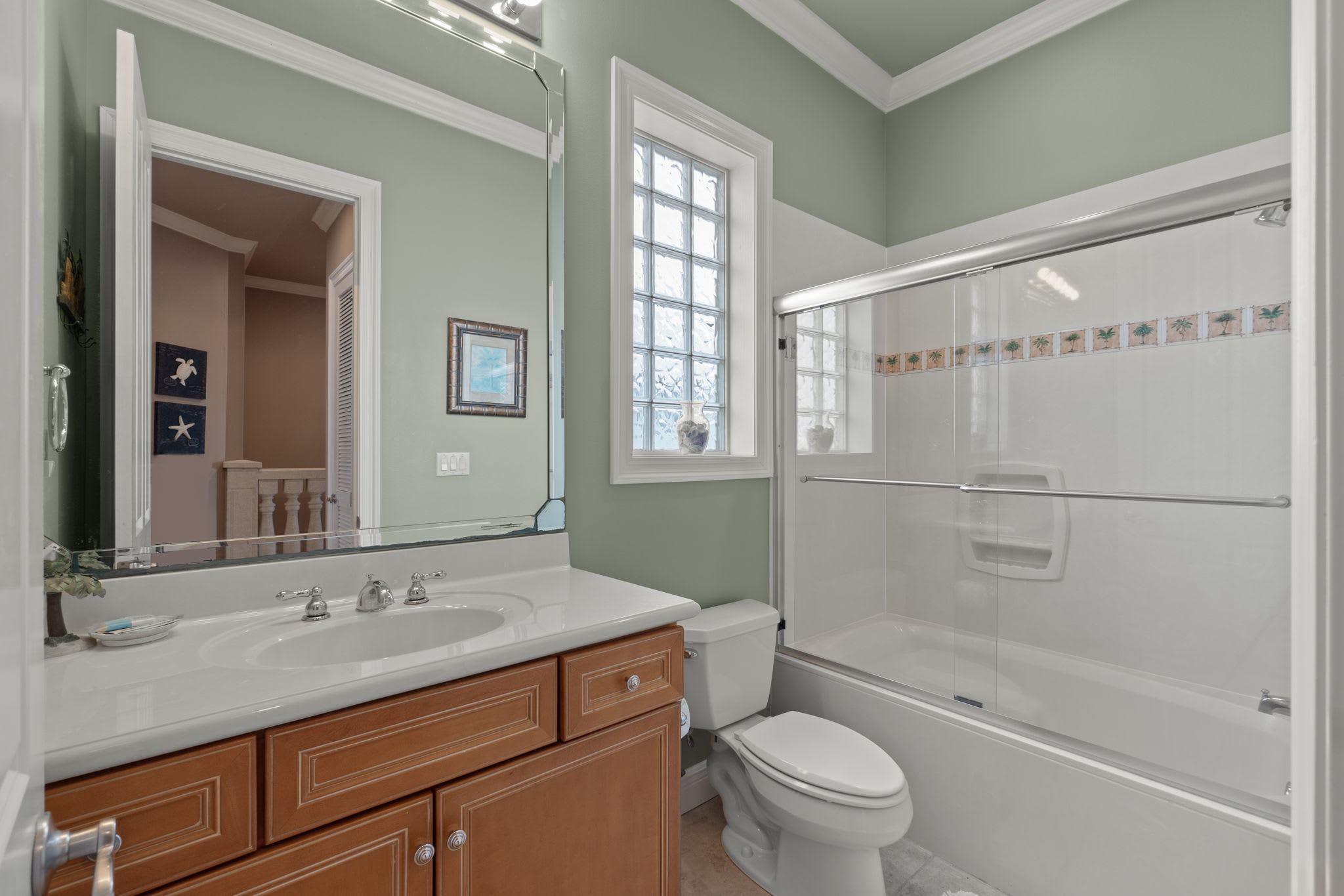 Shared Full Bathroom Upstairs Shared Full Bathroom Upstairs