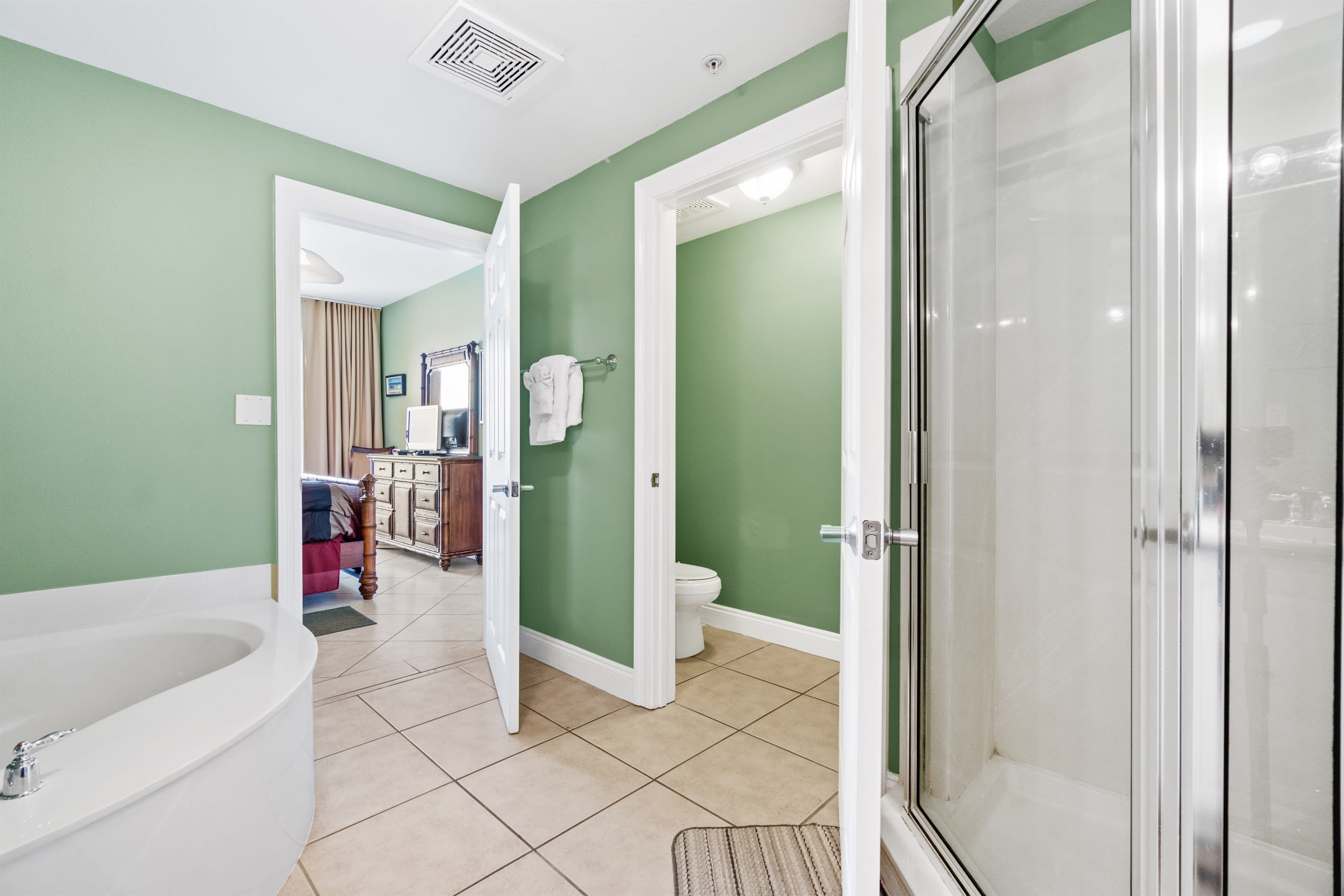 Master with separate toilet area