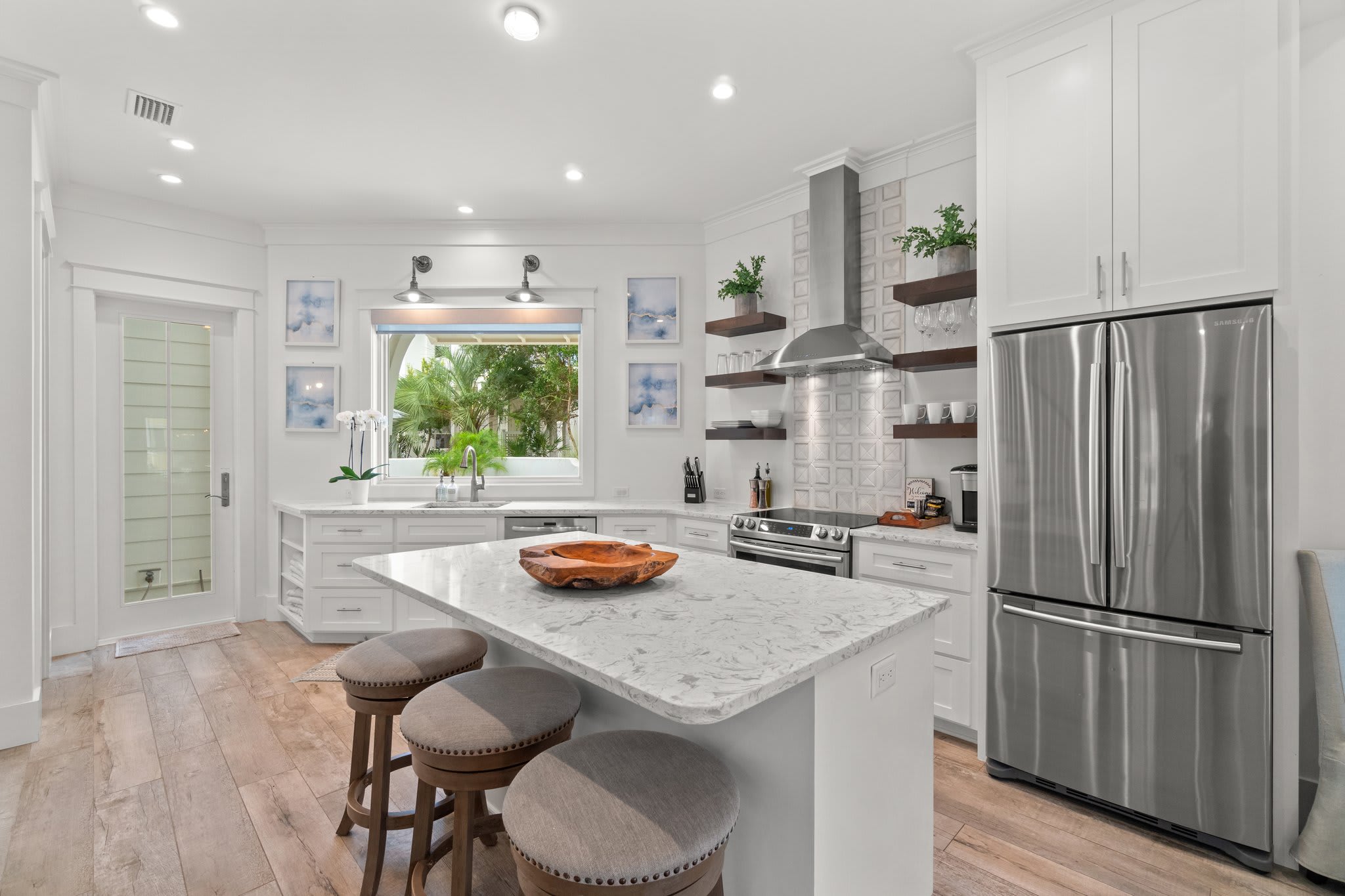 Fully stocked Kitchen!