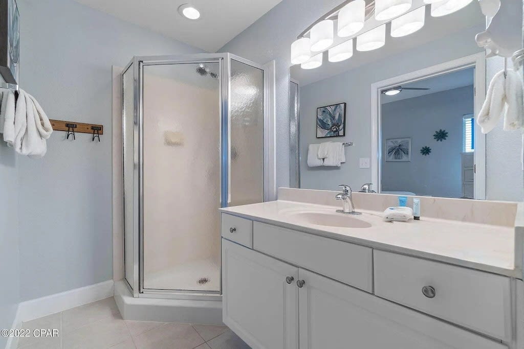 Adjoining Queen Bathroom