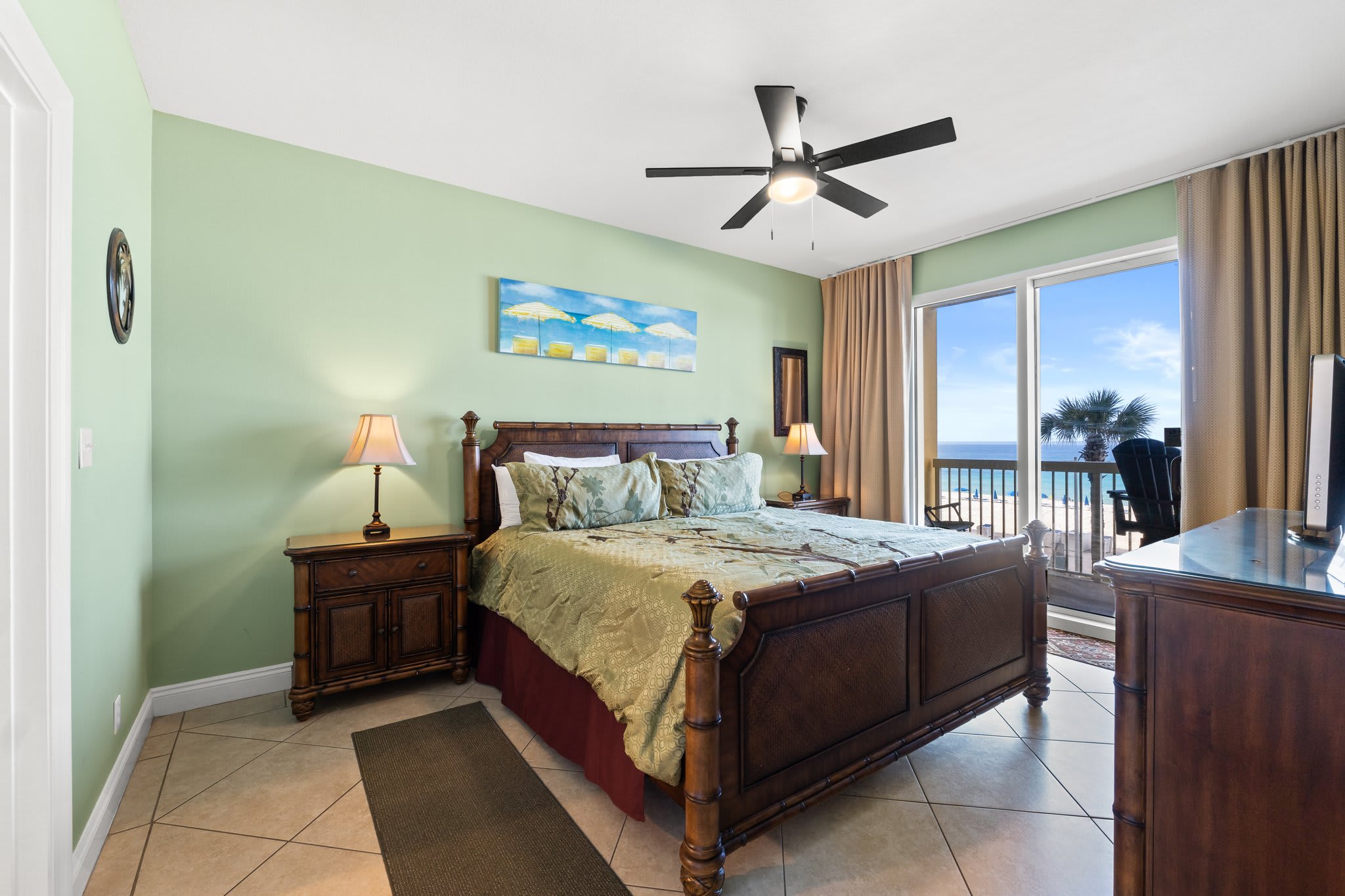 Master bedroom, king size bed