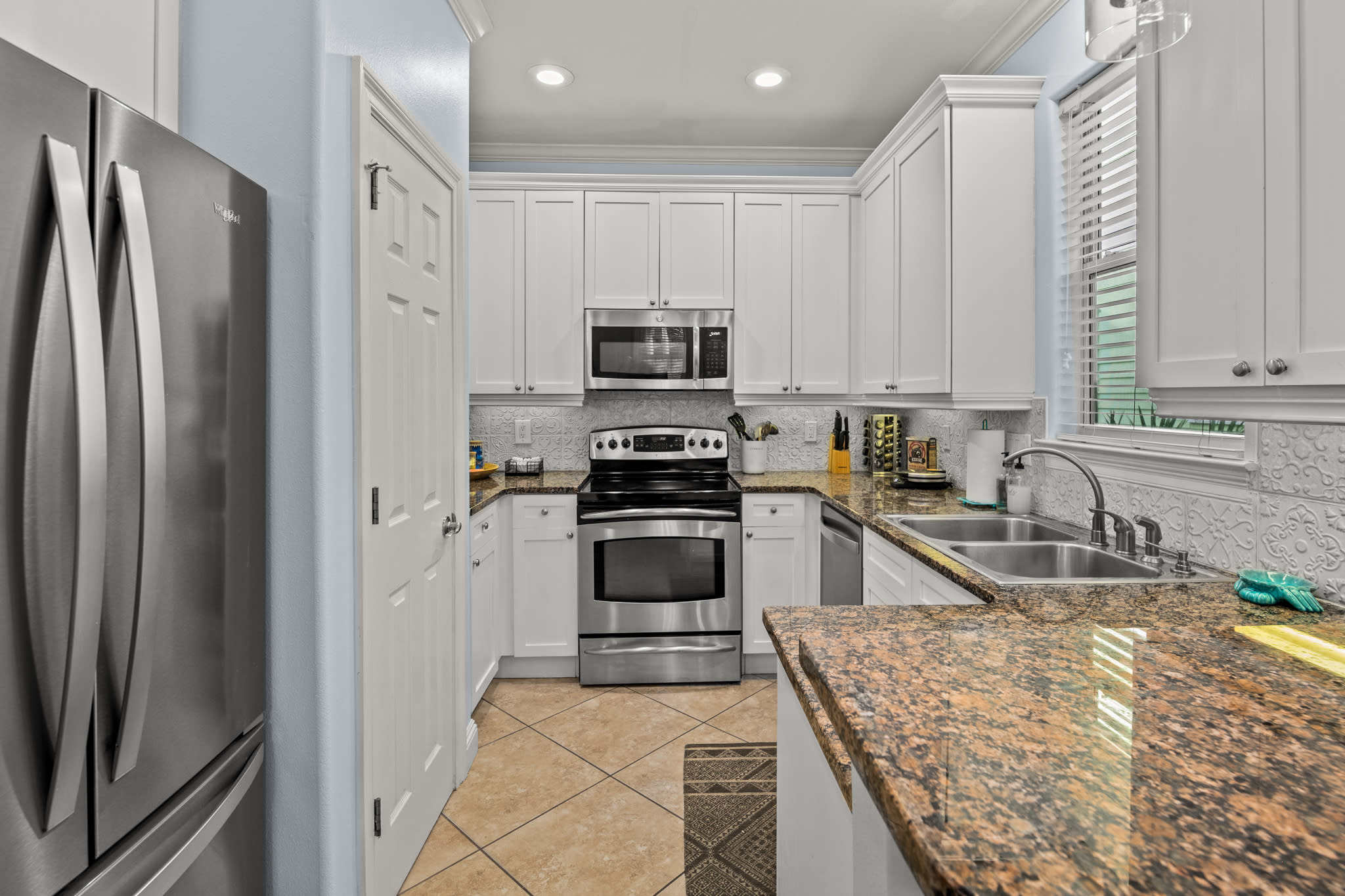 Fully stocked kitchen to prepare your favorite meals