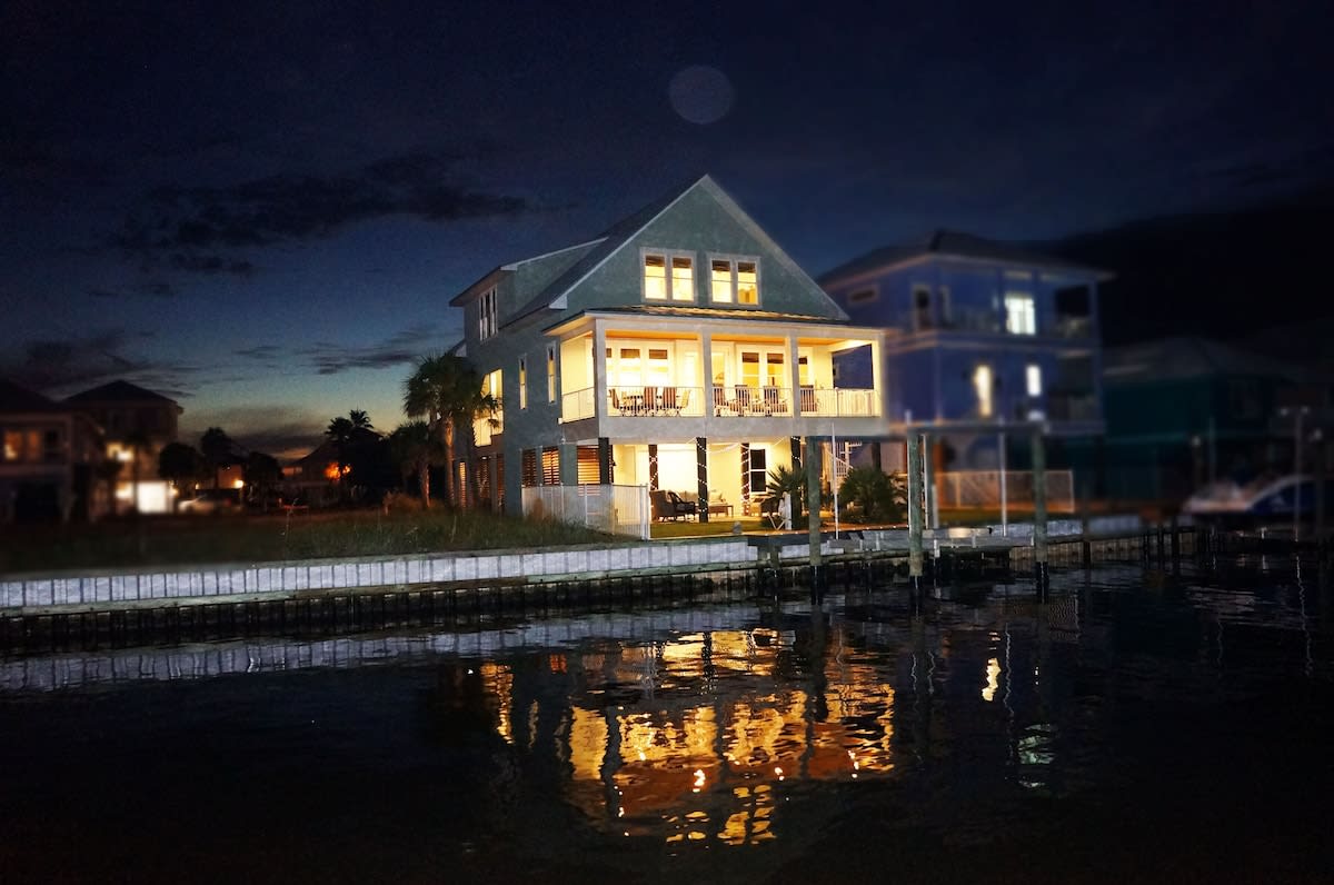 Get Away from the Crowds & Relax at Your Tranquil WATERFRONT Island Retreat! 