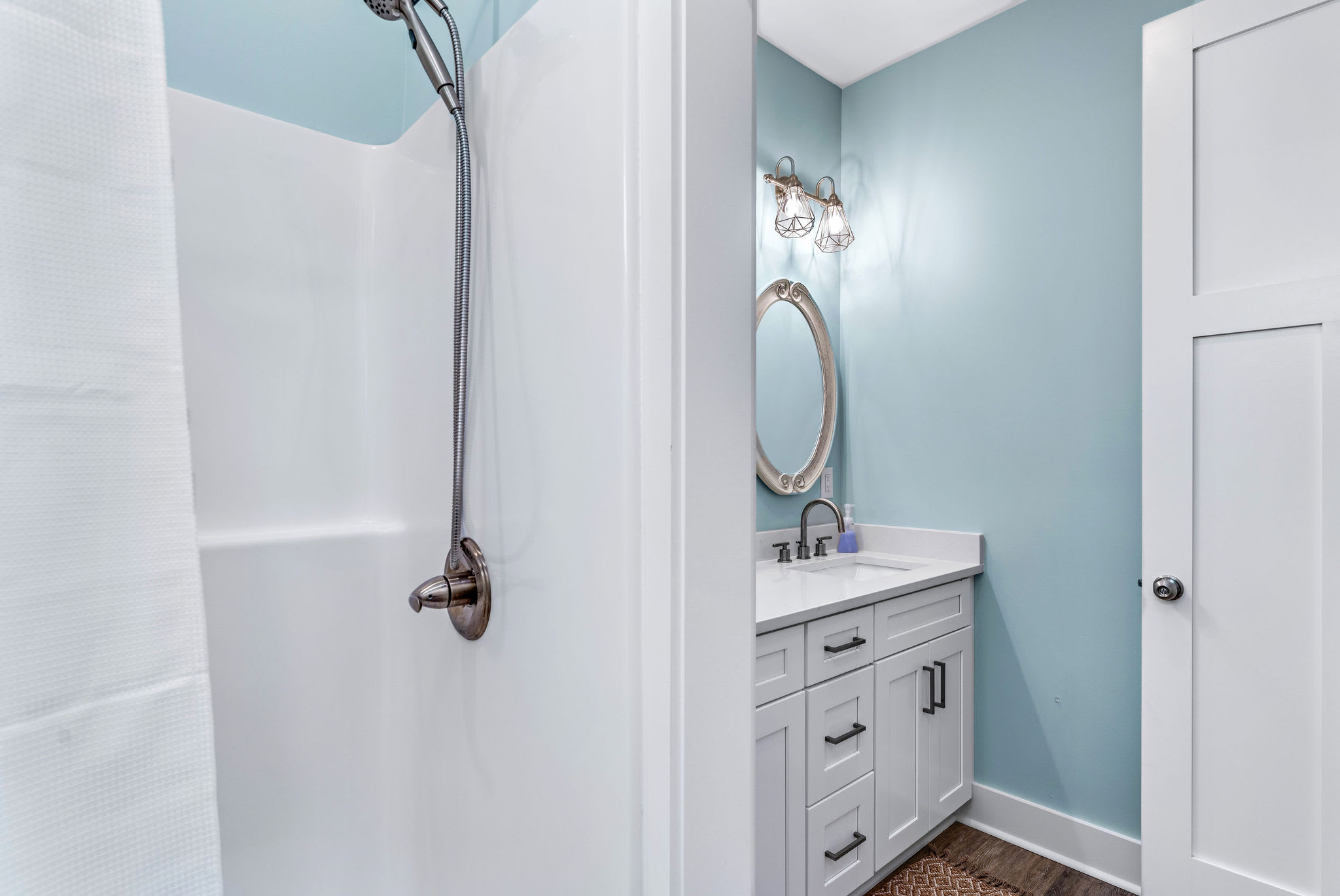 Queen Full Bathroom on Main Floor