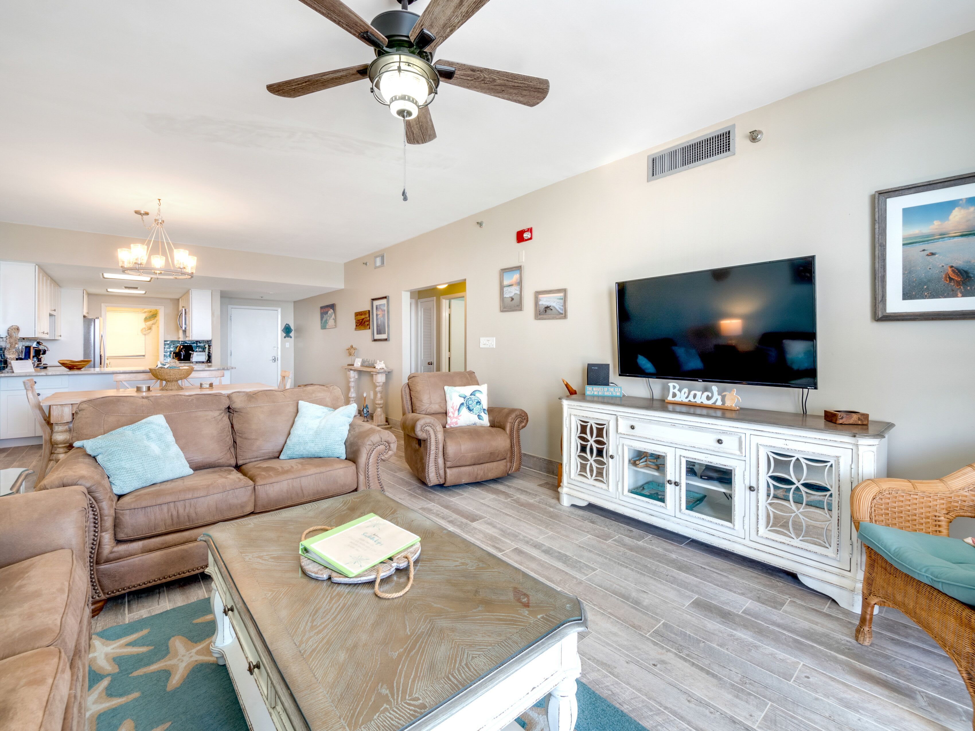 Free wifi! internet/ smart tv. Balcony access with gorgeous gulf front access