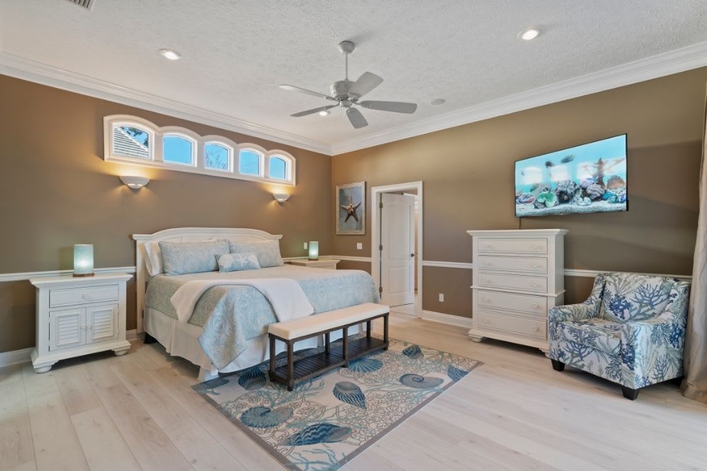 King Master Suite with Seating Area & 55" TV