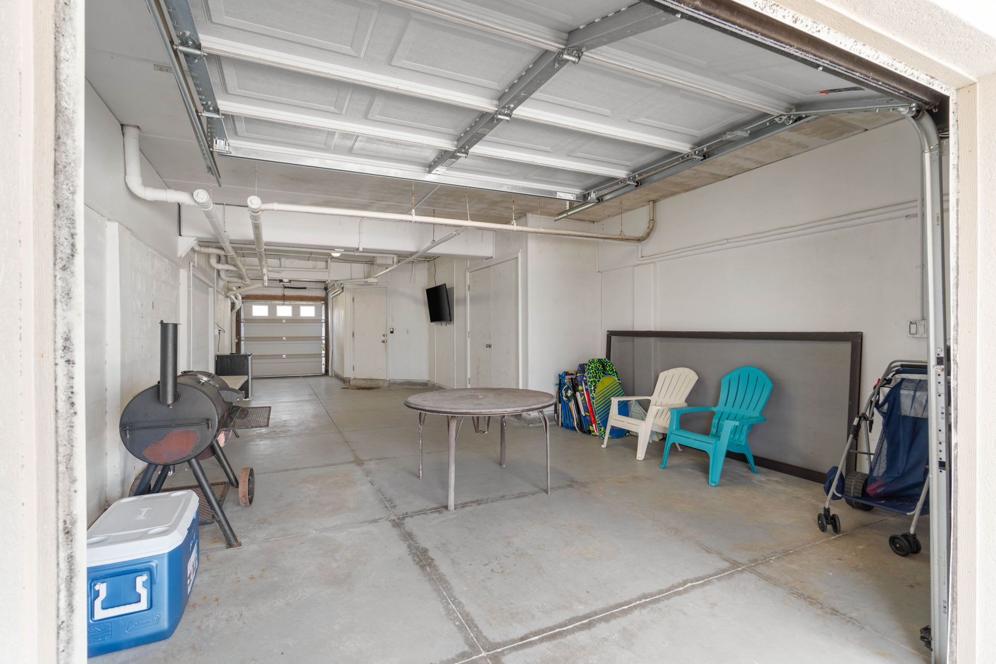 Private Garage With Grill & Fridge