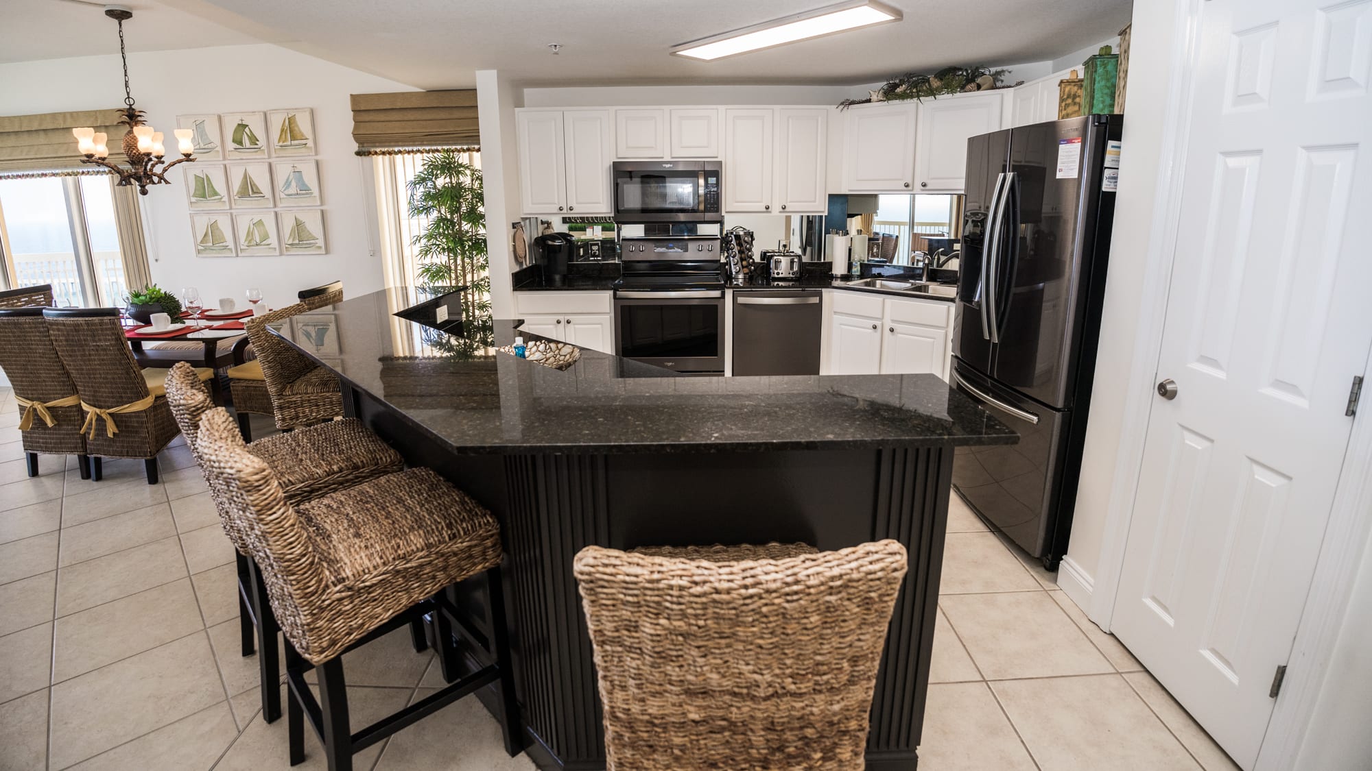 Kitchen, Dining, & Breakfast Bar 