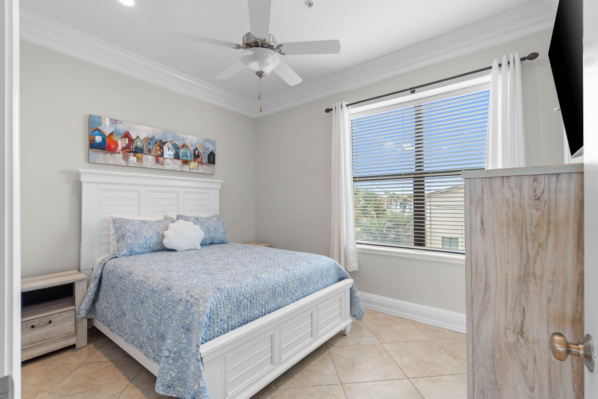 Main Floor Guest Bedroom (Queen)