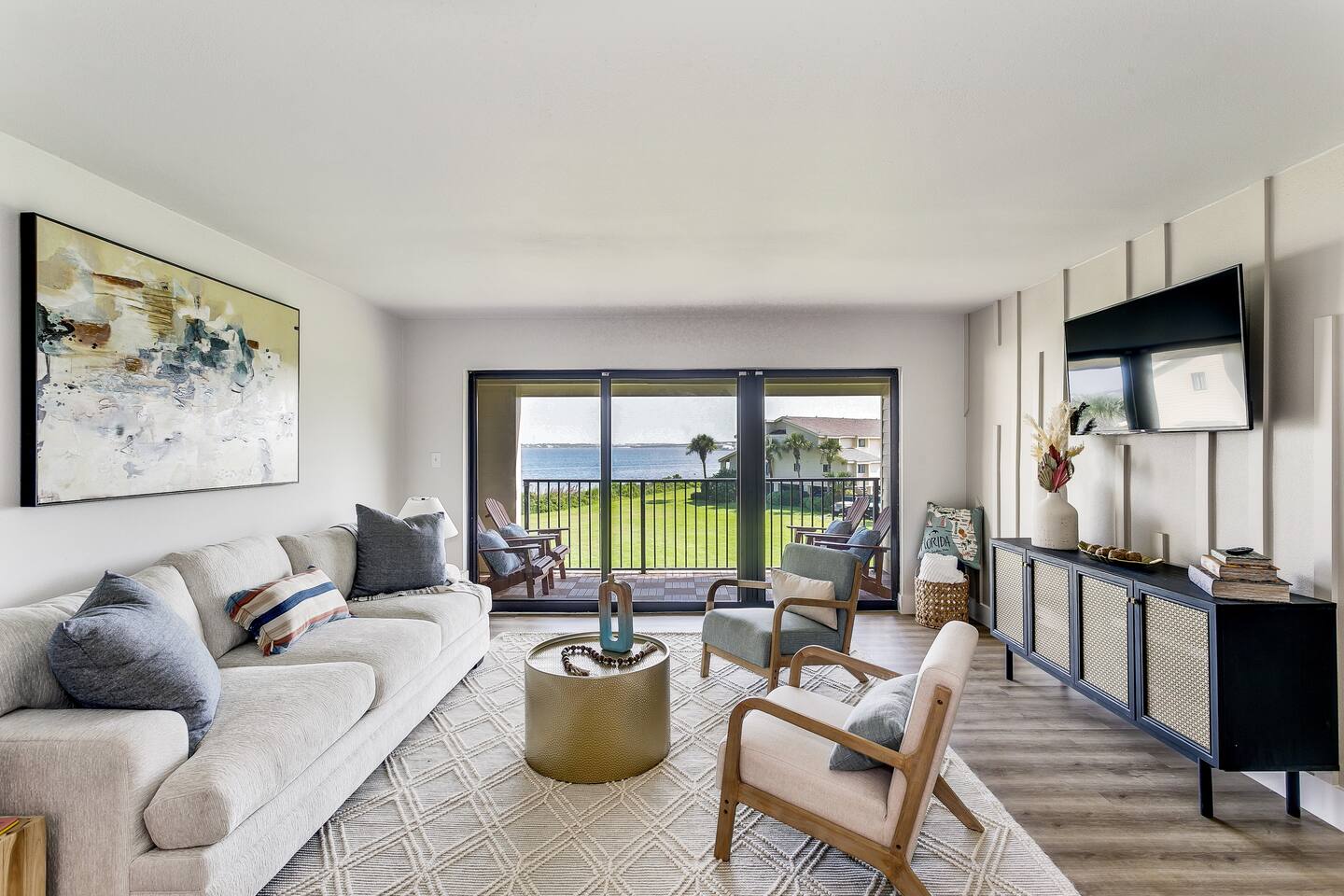 Nestled in comfort, our cozy living room offers a front-row seat to breathtaking sound views. With a queen-size pullout bed and ample seating options, relaxation and tranquility blend seamlessly in this inviting space. ????? #ScenicRetreat 