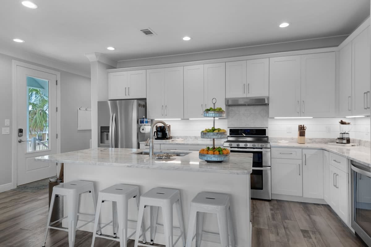 Large Fully Equipped Chef's Kitchen w/ Gas Range, Double Oven & Beverage Fridge