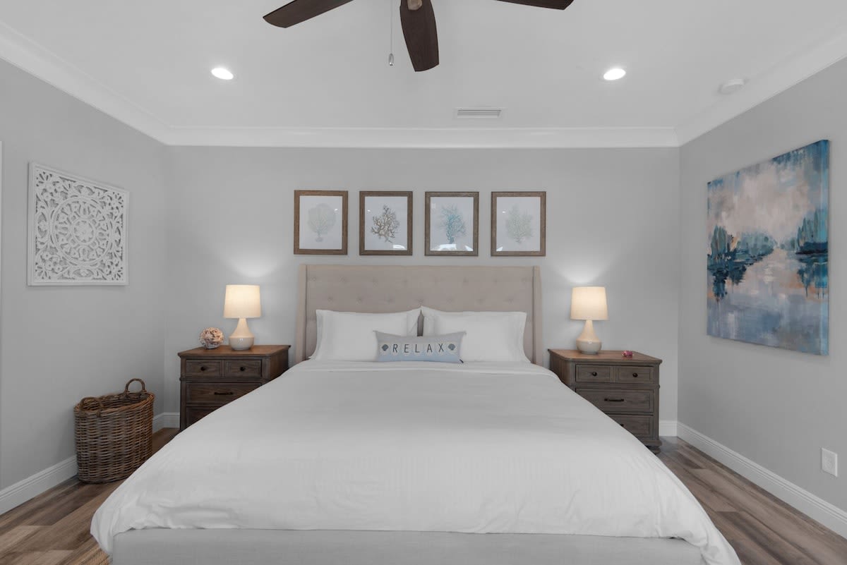 Private Master Bedroom Retreat, Smart TV, En Suite Bathroom with Walk-in Shower