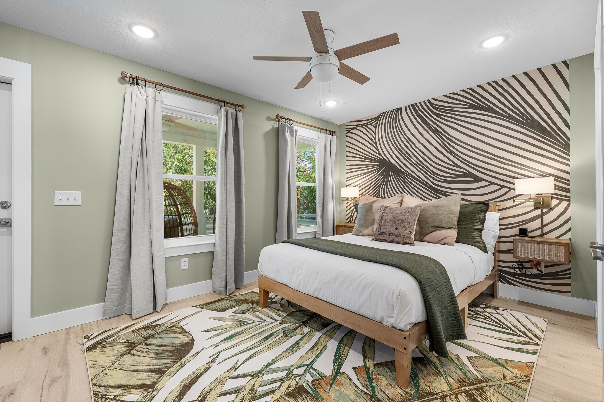 Let the first sunlight wake you up, or close the blinds to sleep a bit longer in the morning.