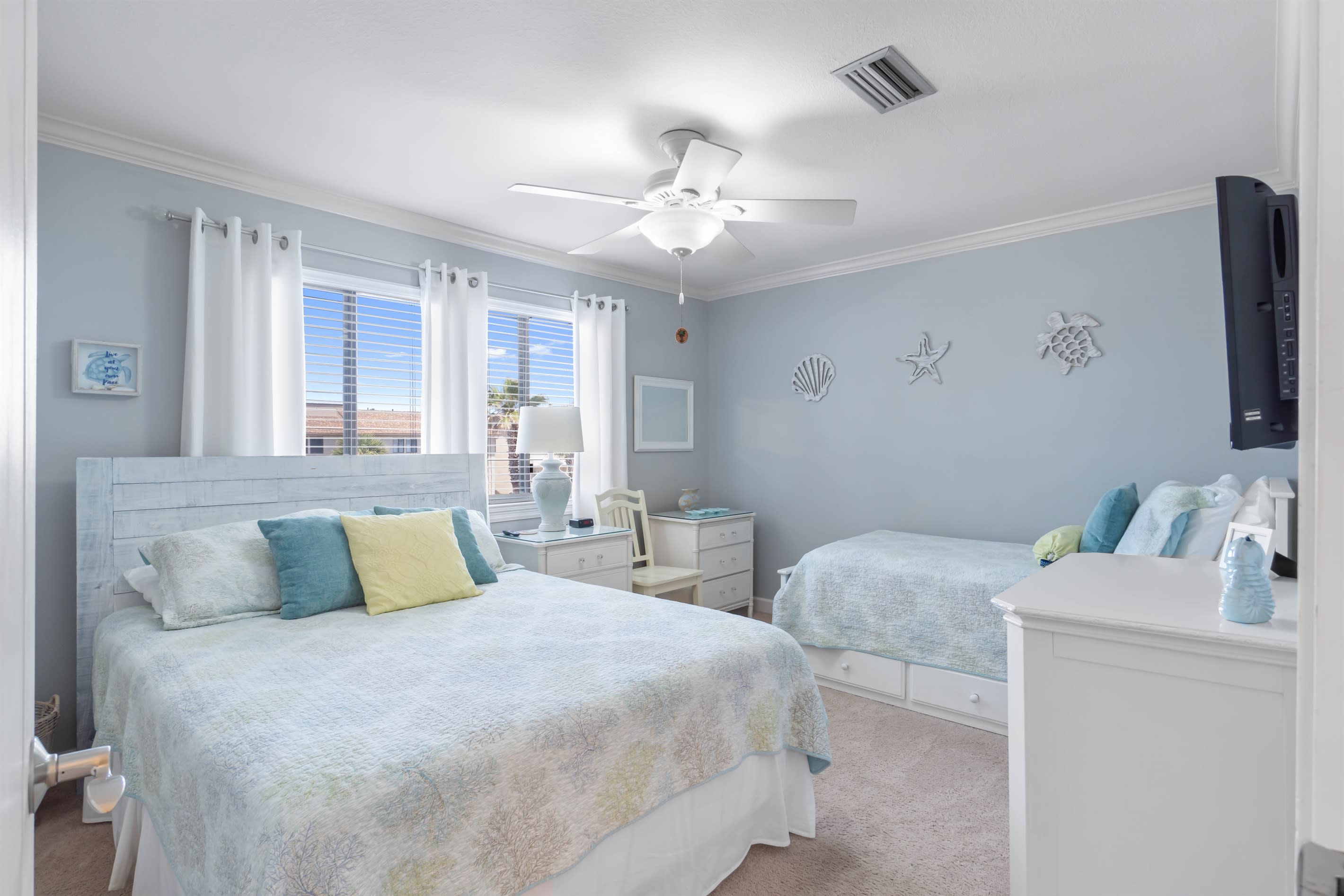 Guest Bedroom (Queen & Twin)